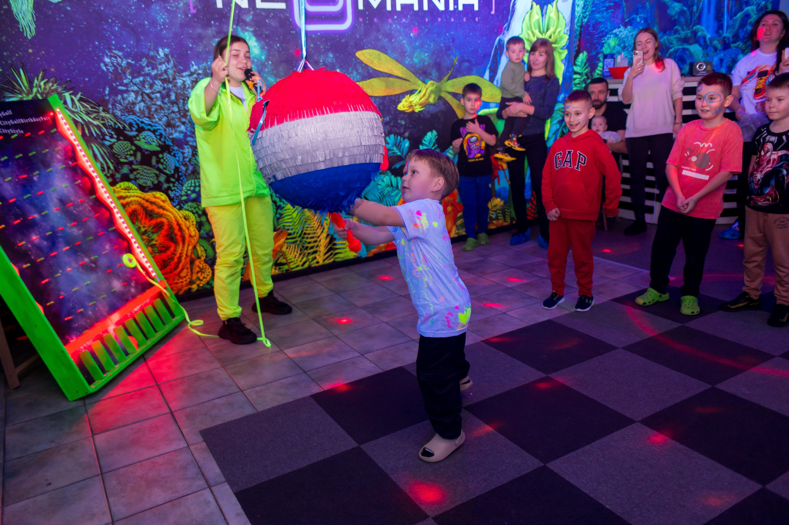 День народження в неоновій кімнаті. Фотограф Київ