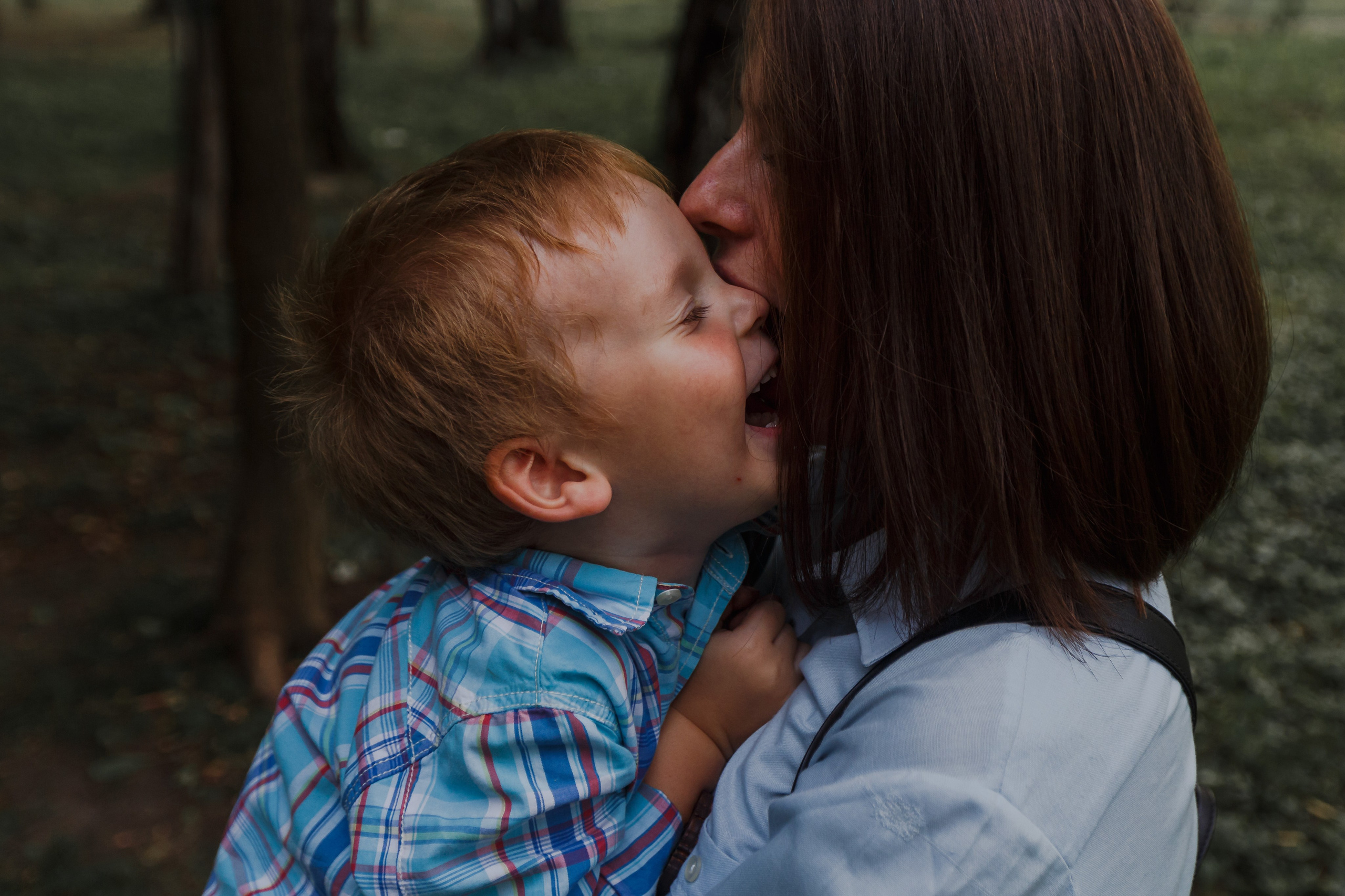Sesión de fotos con un niño travieso. Fotógrafo de retrato, familia y reportajes en Valencia | España | Europa Vitalii Lumier