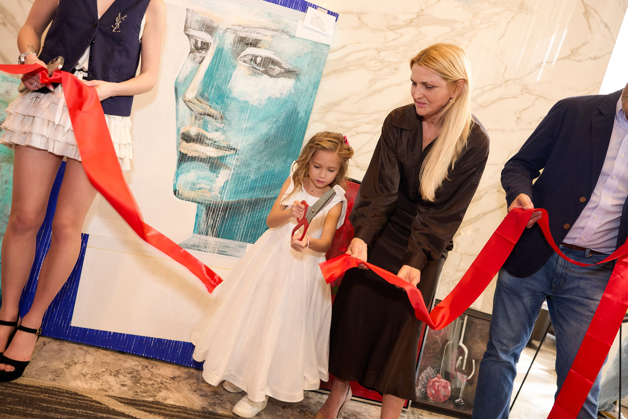 Авторская благотворительная художественная выставка Дианы Бортник. Фотограф Юлия Маковеева