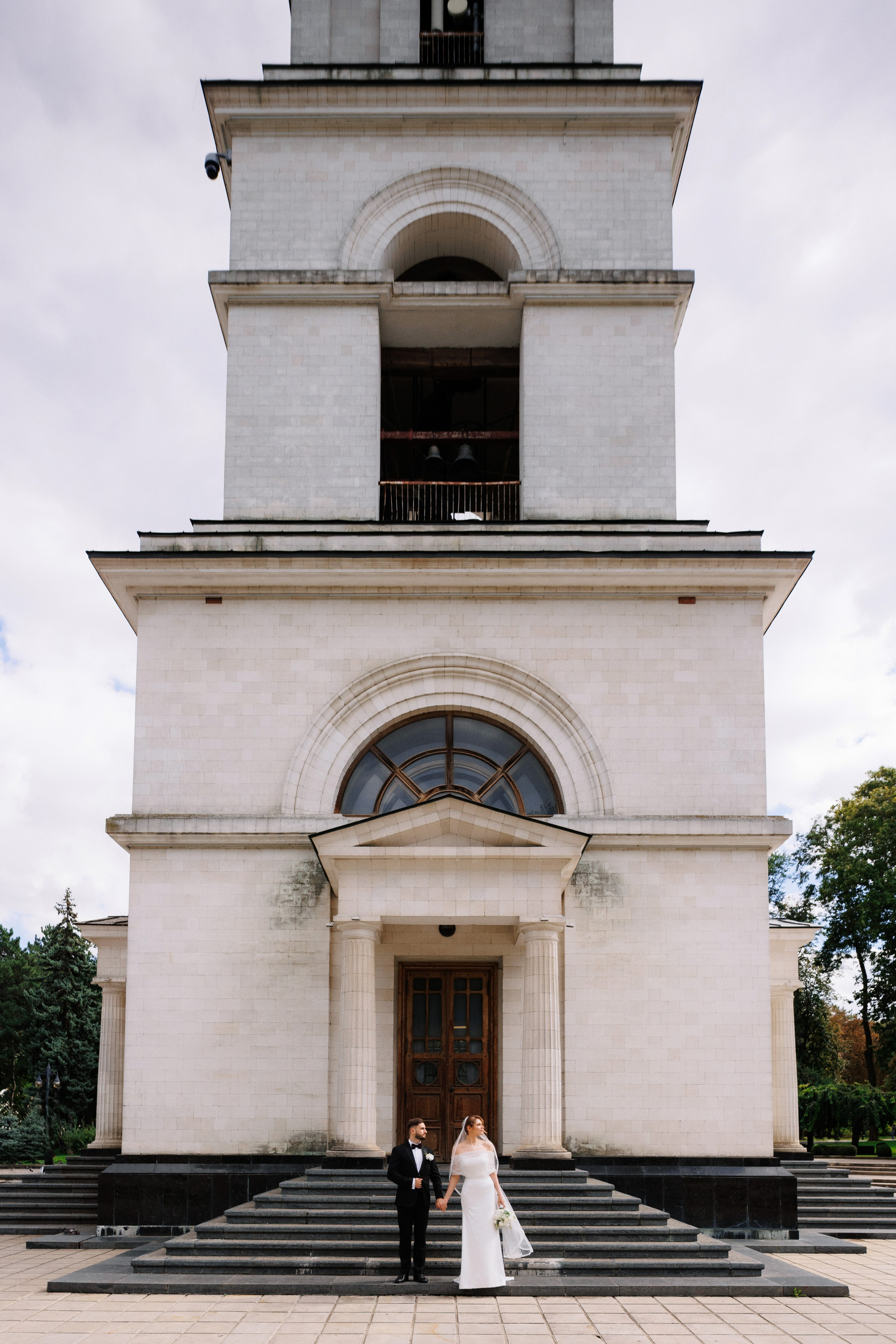 Nunți elegante fotografiate în stil cinematic, detalii fine, emoții reale, film analog și fotografie digitală.