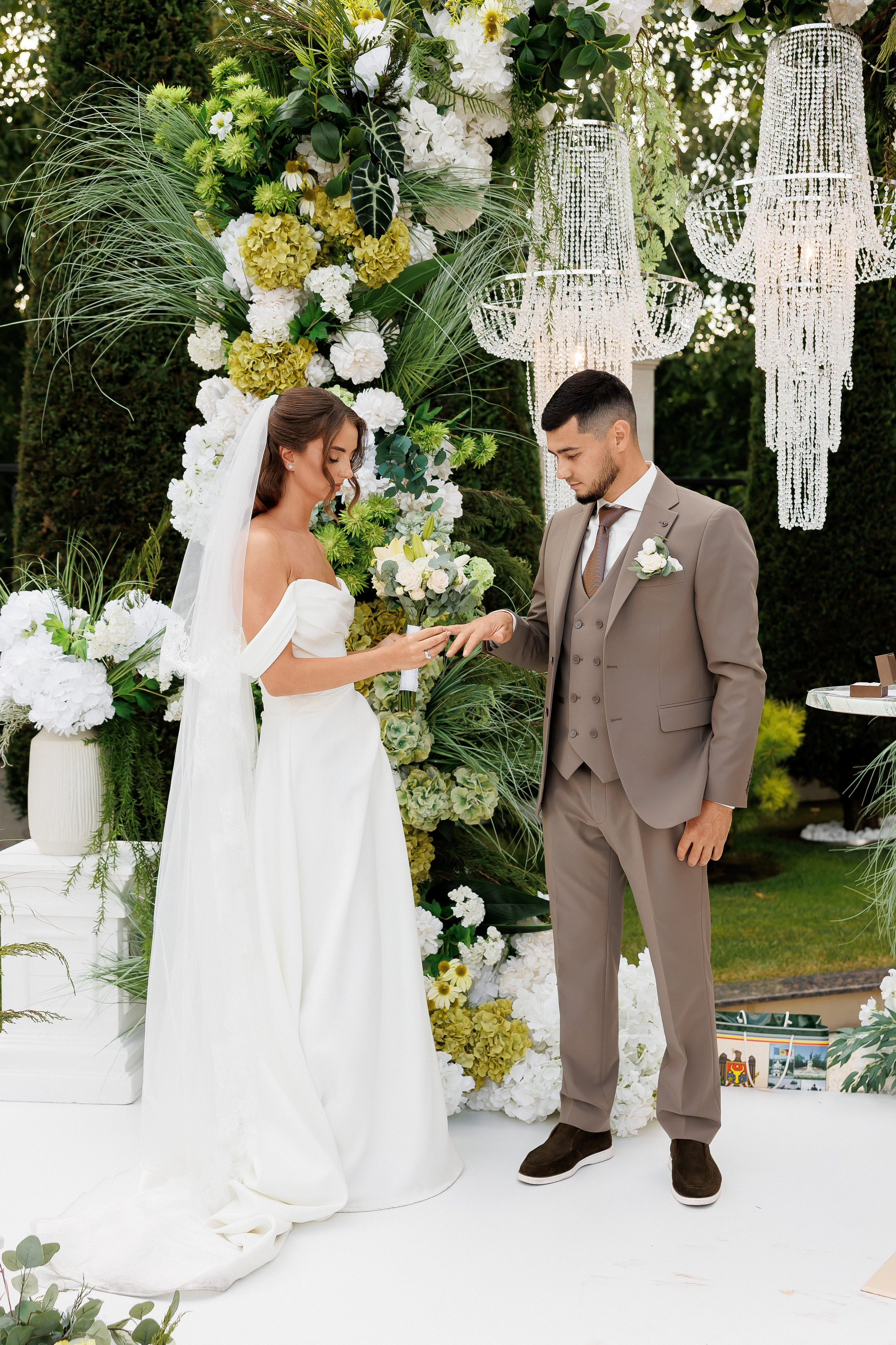 Eugen & Livia — Grand Elysee — Wedding Day. Servicii Foto și Video 067188353