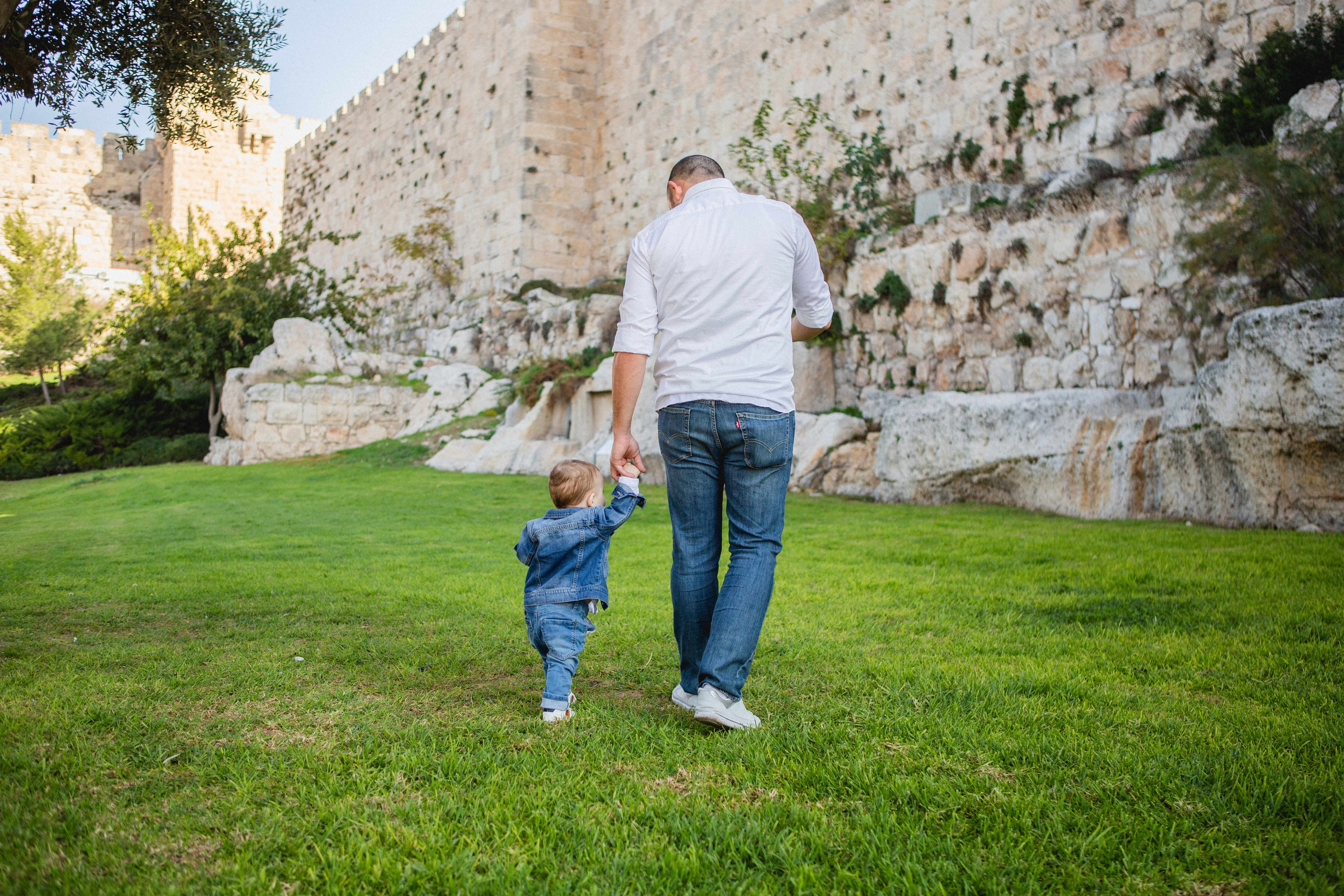 AT THE WALLS OF THE OLD CITY. PHOTOGRAPHER IN ISRAEL