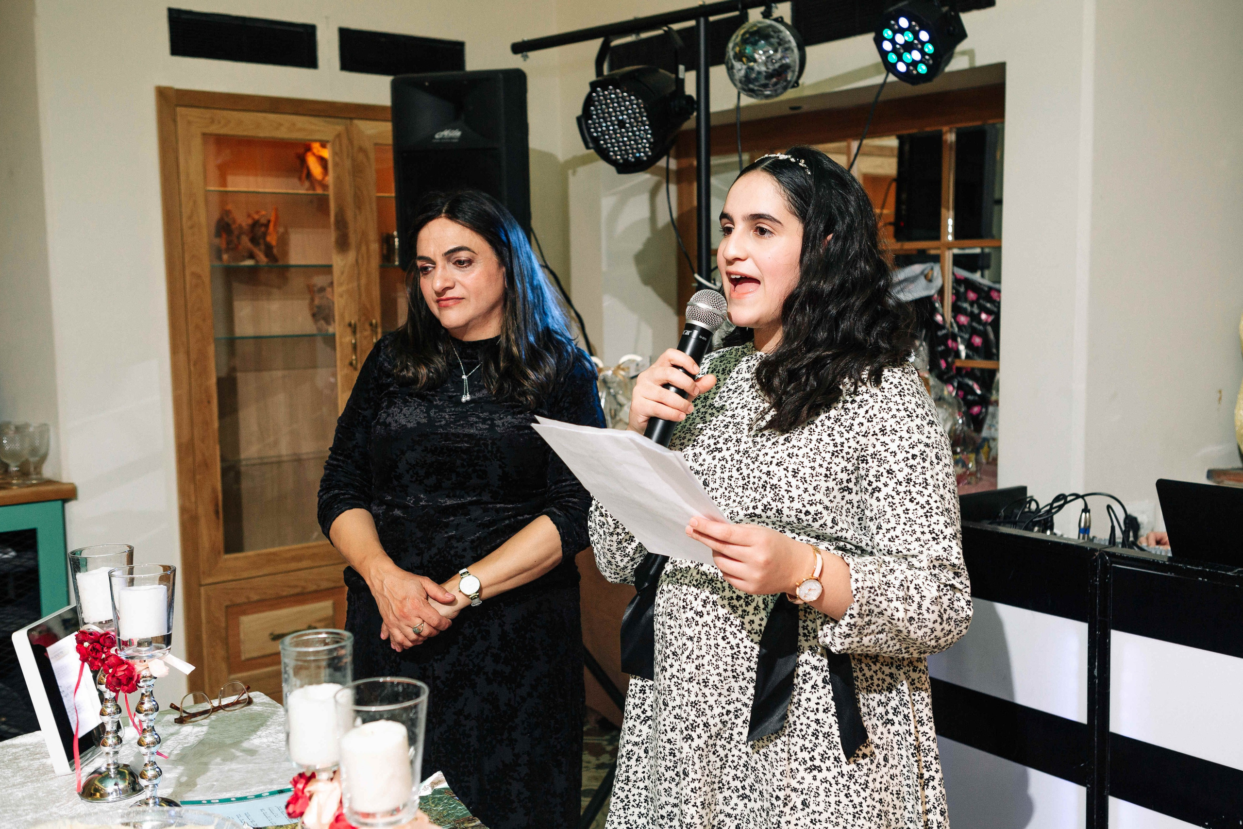 PARTY IN A RESTAURANT WITH THE WHOLE FAMILY. Https://shi-photo.com/