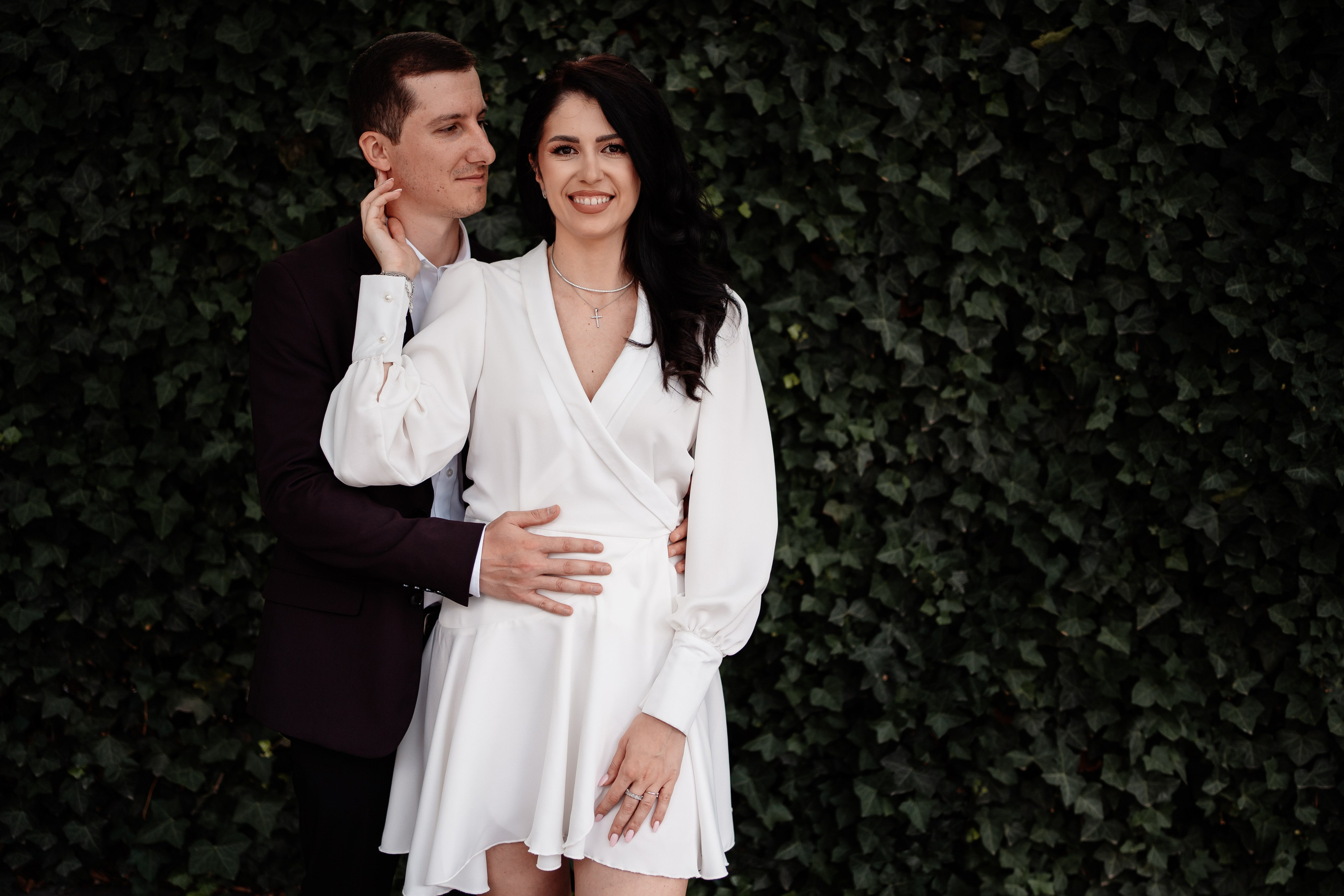 Miri fericiți în fața oficiului stării civile din Bucuresti, Sector 3, celebrând începutul unei noi vieți împreună. Fotografie de cununie civilă, capturând naturalețea și bucuria momentului special.