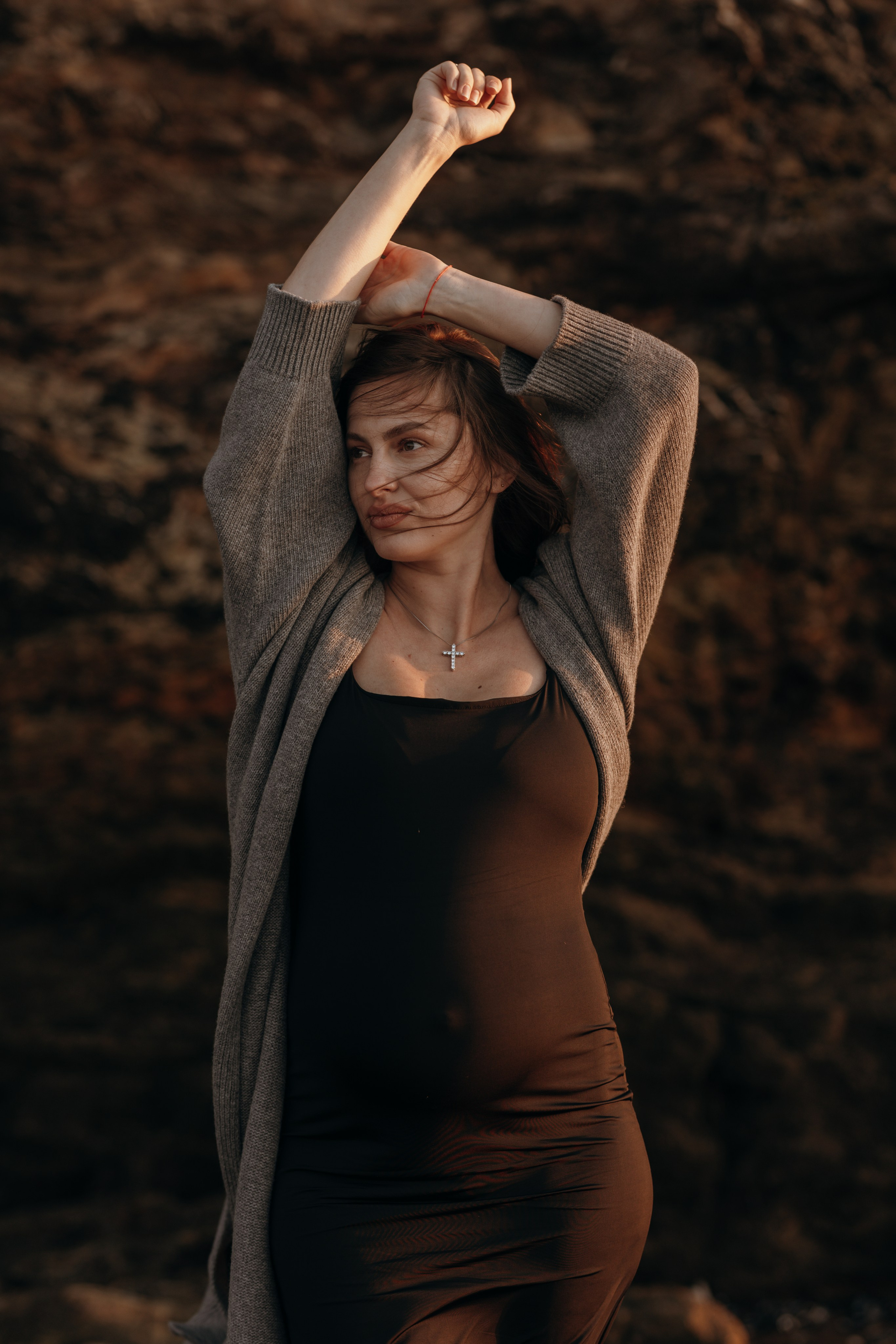 Sunset maternity photoshoot. Annah Louwagie — Lifestyle photographer for couples, families & brands | France & worldwide