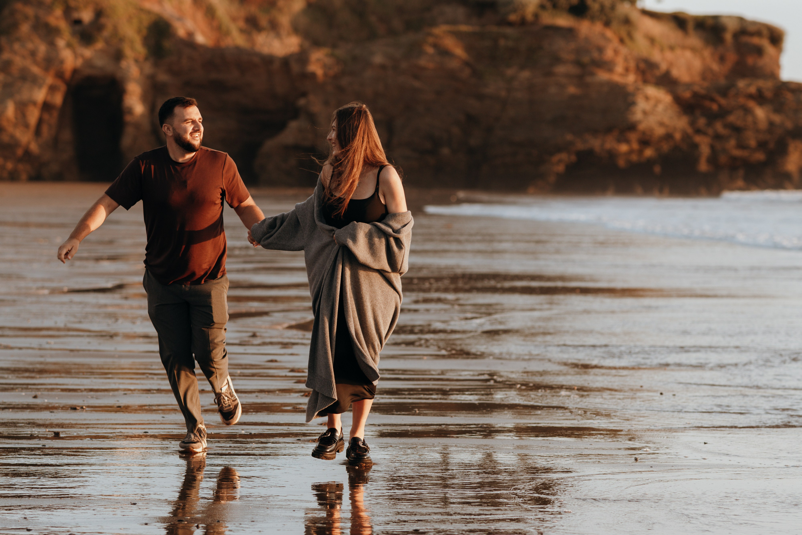 Sunset maternity photoshoot. Annah Louwagie — Lifestyle photographer for couples, families & brands | France & worldwide