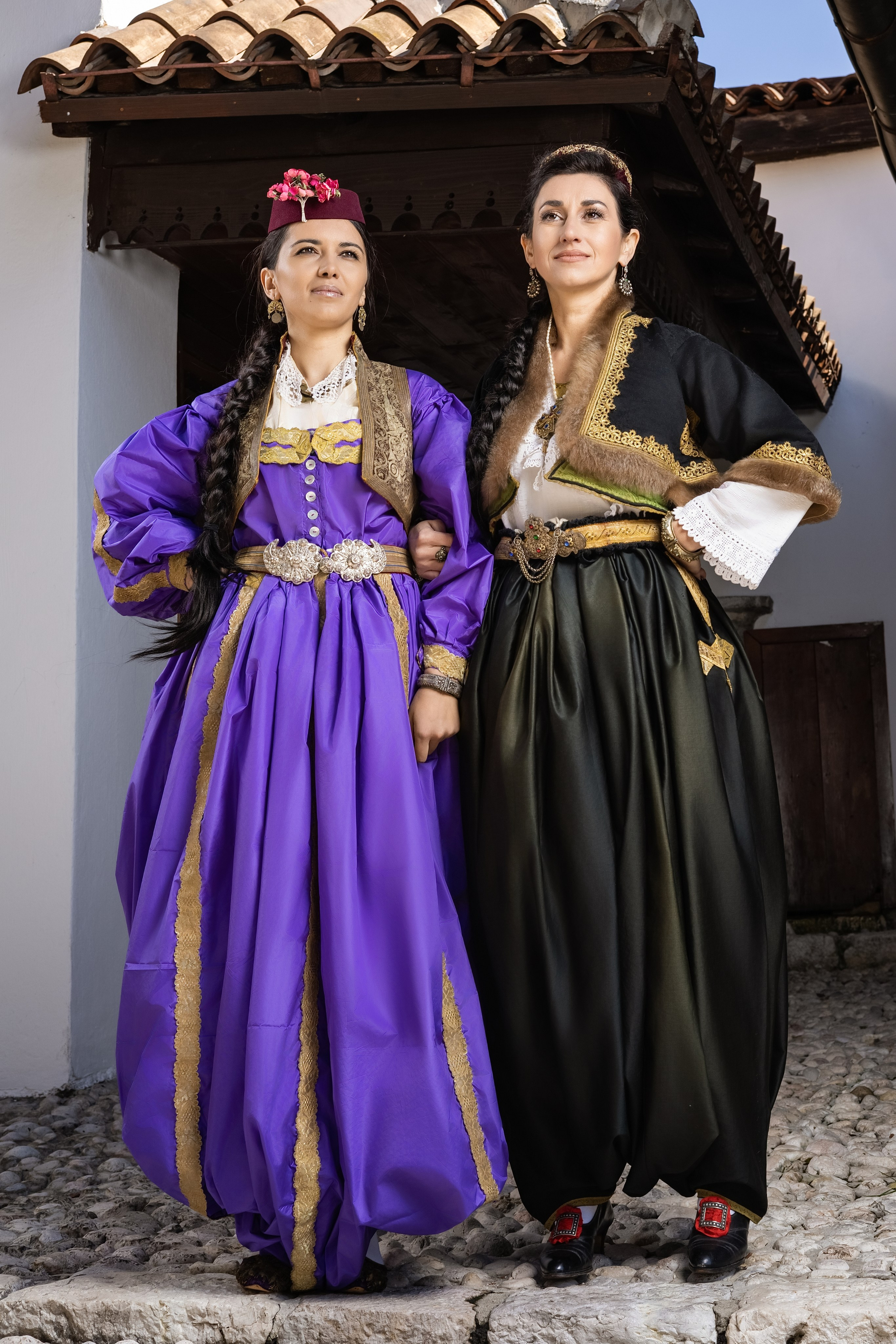 Originalne narodne nošnje Bosne i Hercegovine izložene u Svrzinoj kući u Sarajevu, prikazane u autentičnom ambijentu tradicionalne gradske arhitekture. Original folk costumes of Bosnia and Herzegovina displayed in the Svrzo House in Sarajevo, presented in the authentic setting of traditional urban architecture.