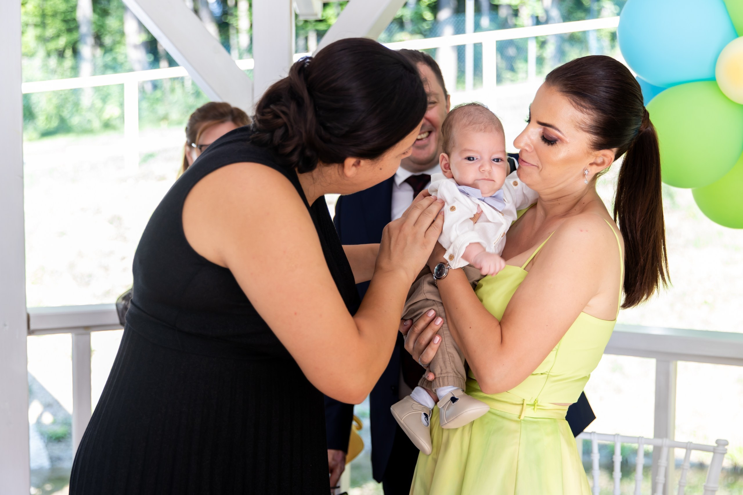 fotograf botez , fotografie botez Botoșani, fotograf Alin Chirilă, amintiri botez, fotografii botez, botez Miruna Parascheva, fotograf copii, fotografie botez în Botoșani-alt="botez , fotografie botez Alin Chirilă, amintiri botez, fotografii emoționante botez Botoșani"-- fotografii-botez-bebelus- amintiri-botez-micuț- moment-sfânt-crestinare- fotografie-emotionanta-botez- detalii-botez-bebelusi- parinti-fericiti-la-botez- fotograf-botez-profesionist- botez-in-biserica-ortodoxa- micuț-botezat-cu-emoție- zâmbete-și-lacrimi-la-botez- bebeluș-la-cristelniță- decor-botez-colorat- botez-cu-dragoste-și-credință- emotie-pura-la-botez- fotograf-botez-botosani- botez-iasi-suceava-fotograf- amintiri-nepretuite-botez-- Preotul ținându-l pe micuțul Mathias Gabriel la botez, în biserica Înălțarea Domnului, Copălău  - Detalii de la botezul lui Mathias – lumânare, trusou și icoană  - Familia lui Mathias Gabriel alături de micuț, în ziua botezului  - Portret emoționant cu mama și bebelușul în brațe, în biserică,fotograf profesionist evenimente Botoșani, Iași, Suceava, Fălticeni, Bacău, Pașcani, Roman - AlinoFotoStudio by Alin Chirilă - servicii foto nuntă, botez, cununie, ședințe foto creative, albume personalizate, fotografii emoționante și calitative pentru cele mai importante momente din viață,fotograf nuntă Botoșani Alin Chirilă,  ședință foto botez Iași - AlinoFotoStudio,  servicii fotograf profesionist evenimente Suceava,  fotograf cununie civilă Fălticeni - Alin Chirilă,  album foto nuntă personalizat Bacău.“Bebeluș botezat în biserică, ținut în brațe de nași”	•	“Detaliu cu lumânarea de botez decorată cu flori albe”	•	“Părinți emoționați alături de copilul lor la ceremonia de botez”	•	“Masa festivă de botez cu decor tematic și tort personalizat”	•	“Momentul în care preotul toarnă apă sfințită pe fruntea bebelușului”	“Bebeluș în rochie albă de botez, zâmbind în brațele mamei”	•	“Detaliu cu cruciulița de botez așezată pe o pernă de satin”	•	“Părinți și nași aprinzând lumânările în timpul ceremoniei de botez”	•	“Tort de botez decorat cu figurine tematice și numele copilului”	•	“Copil botezat dormind liniștit în pătuțul decorat festiv”	•	“Momentul în care preotul binecuvântează copilul în fața altarului”	•	“Invitați adunându-se în jurul mesei festive la petrecerea de botez”	•	“Bebeluș ținând în mână o jucărie personalizată primită la botez”	•	“Familie fericită pozând împreună după ceremonia de botez”	•	“Decor tematic cu baloane și flori la locația petrecerii de botez” fotograf Botoșani fotograf evenimente fotograf botez Alin Chirila fotograf alinofotostudio.fotograf botez Amelis Maria, fotografie botez Botoșani, fotograf Alin Chirilă, amintiri botez, fotografii botez, botez Amelis Maria, fotograf copii, fotografie botez în Botoșani,