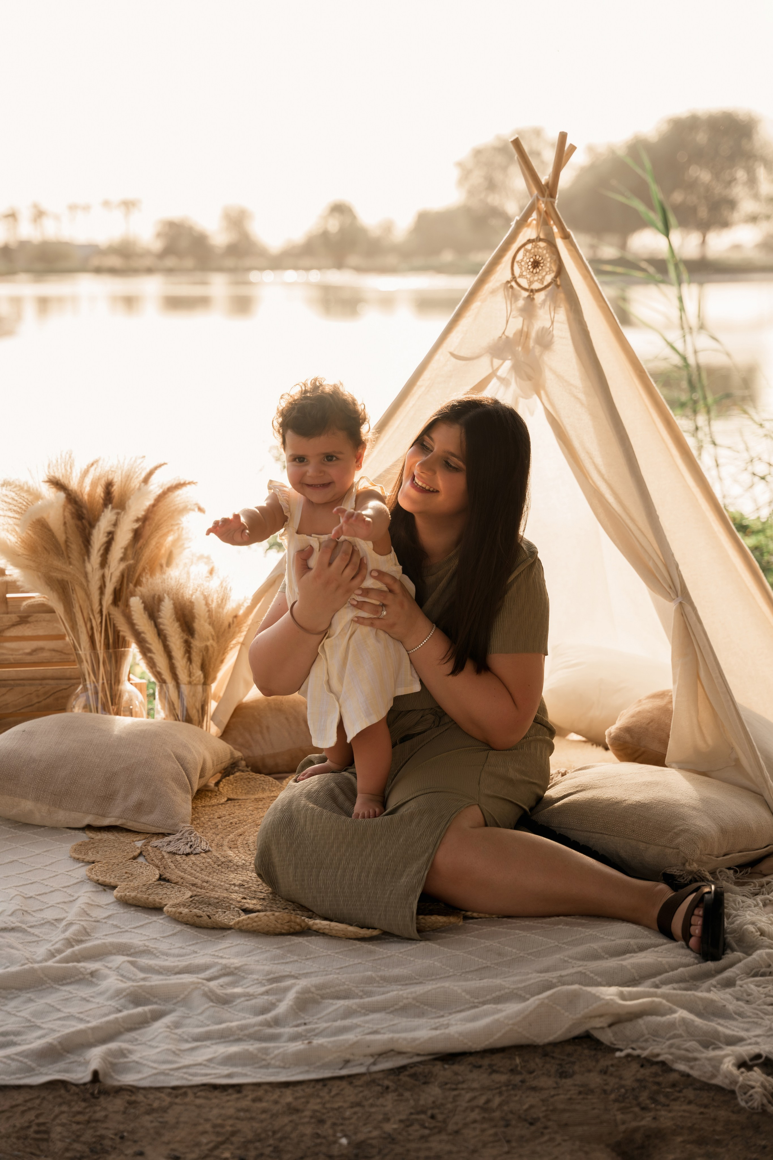 Family fun and cake crush. Angela Iakovleva — Family Photographer in Dubai