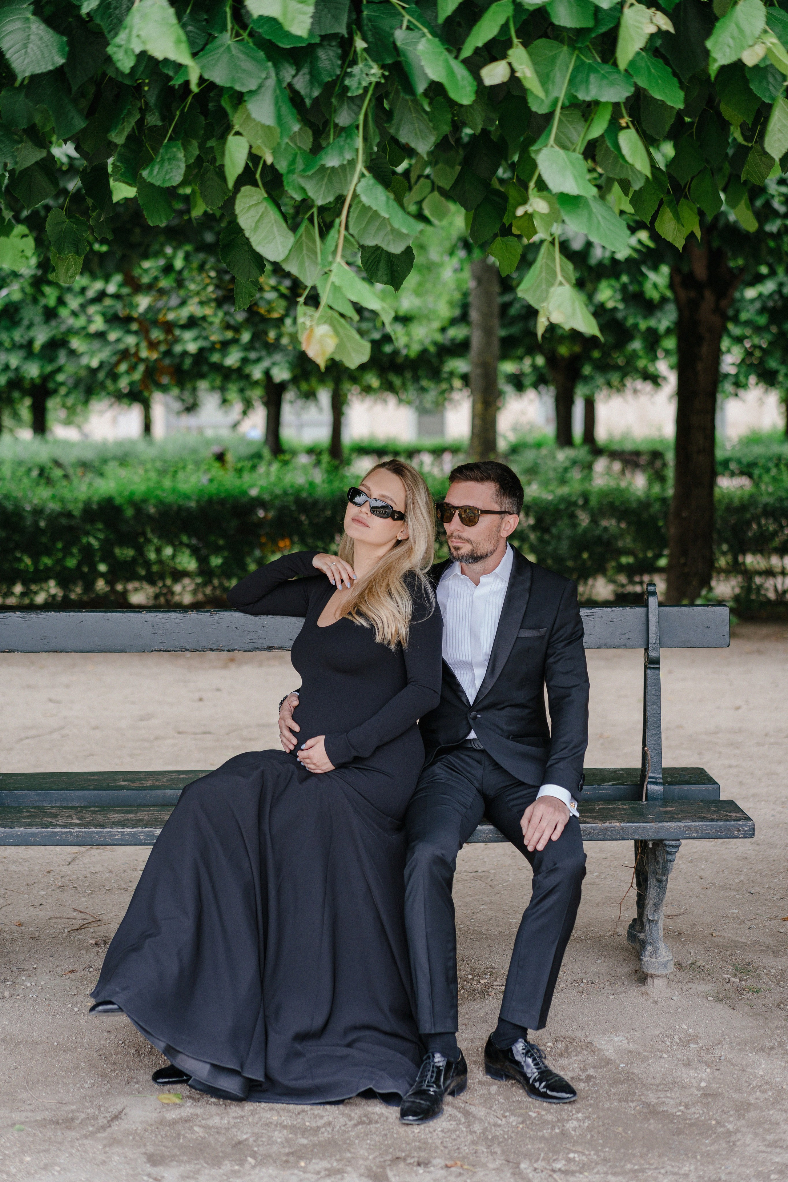 элегантная фотосессия для пары в черных нарядах