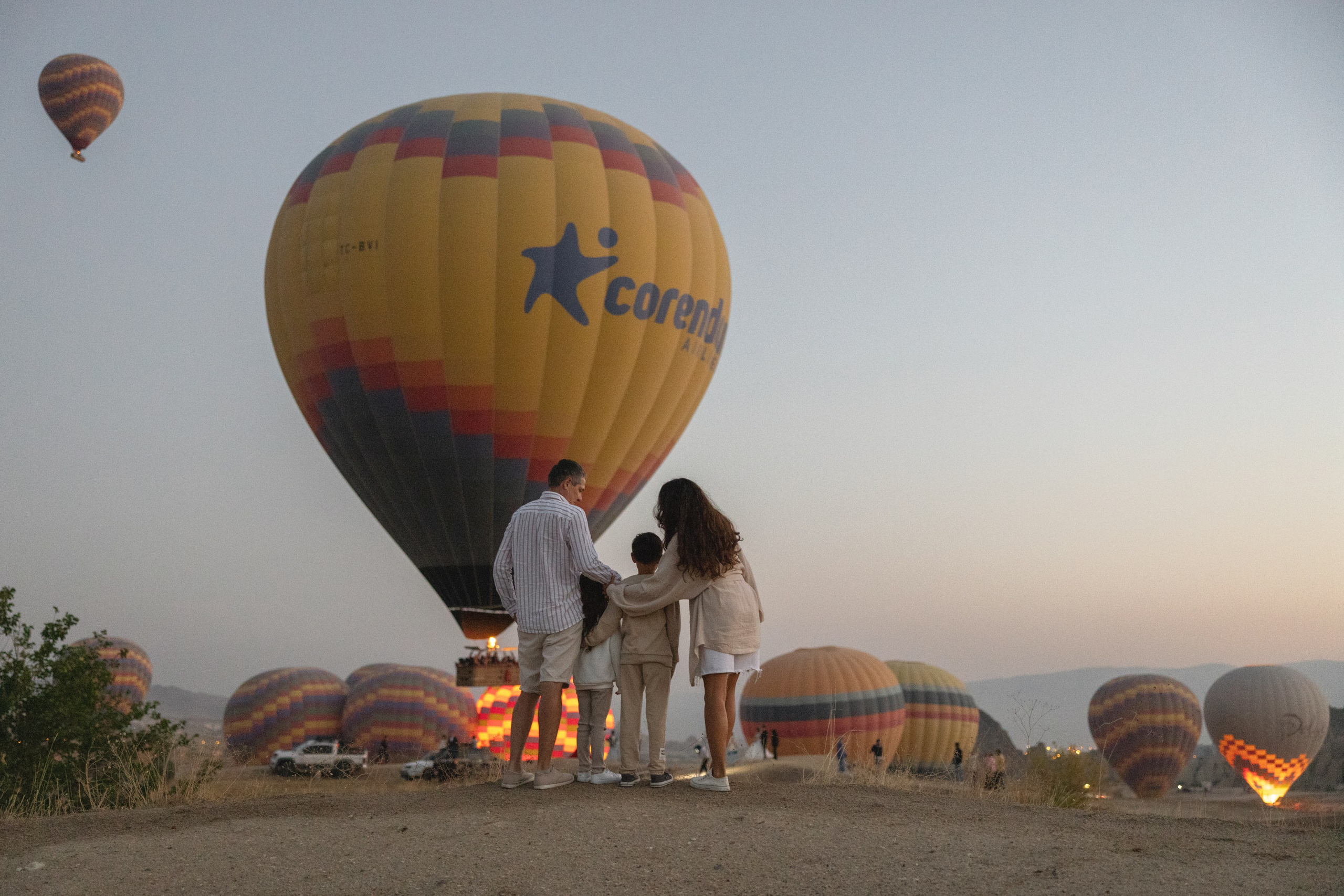 Family Photoshoot at Sunrise with Cappadocia’s Hot Air Balloons. Julia Ganch I Fashion Wedding Photography I Cappadocia Turkey