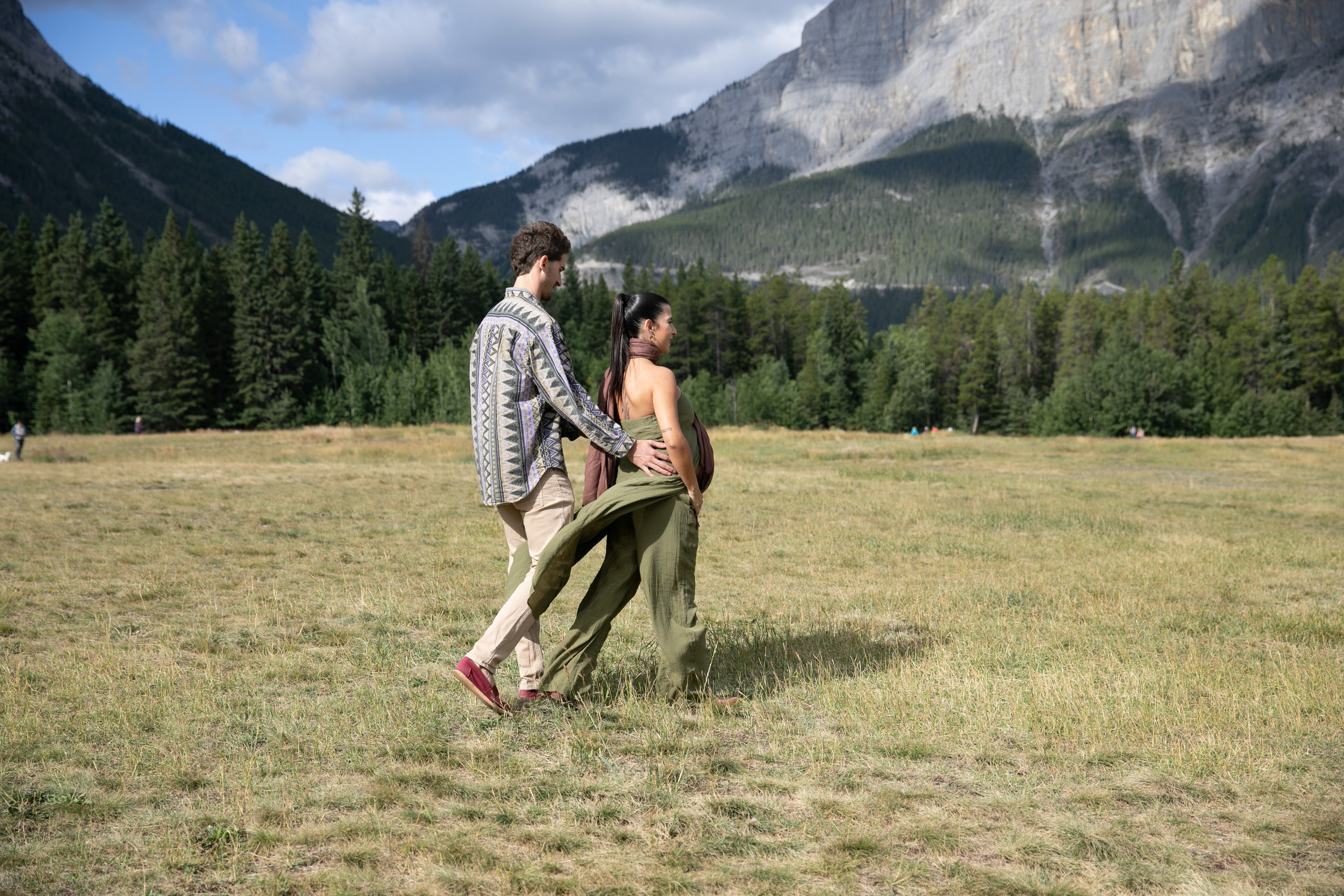 Maternity Photos — Canmore — Daniella. Fotografía accesible en Calgary