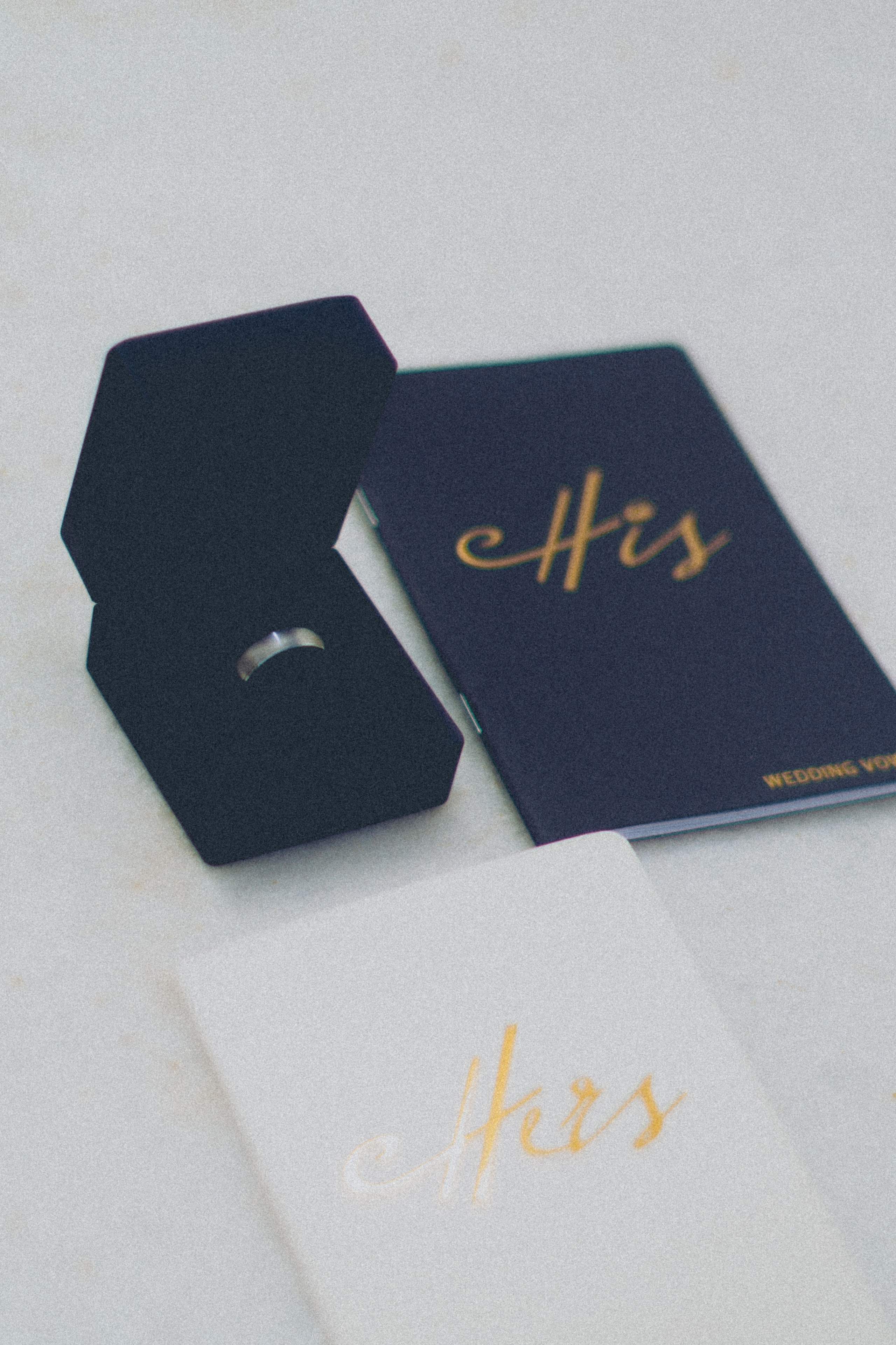 Fahid and Seher in Santorini. Photographer in Greece Kristina