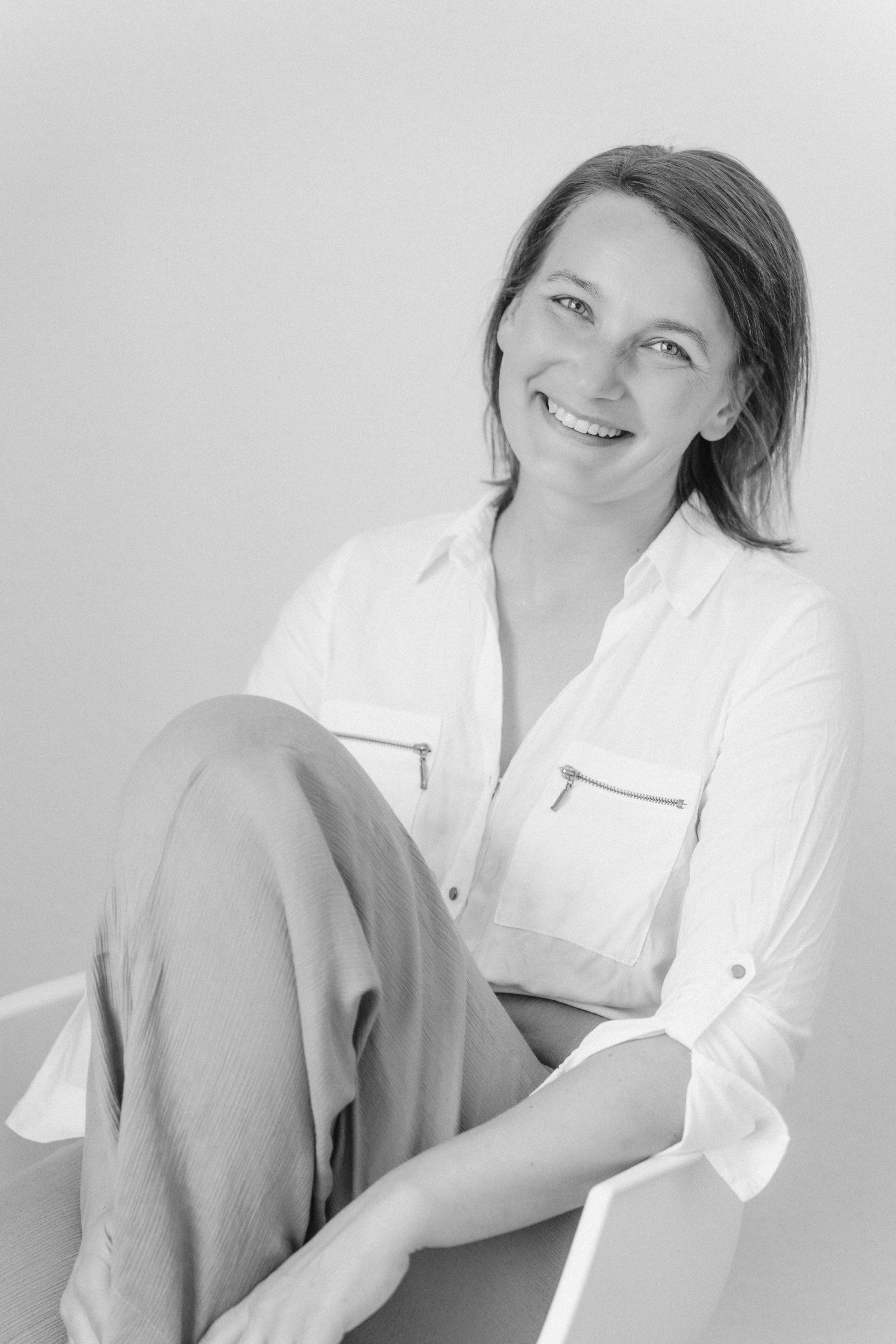 Schwarz-Weiß-Fotoshooting im Studio. Schwarz-weiß Fotografie in Münster. Fotografin Viktoria Roschen