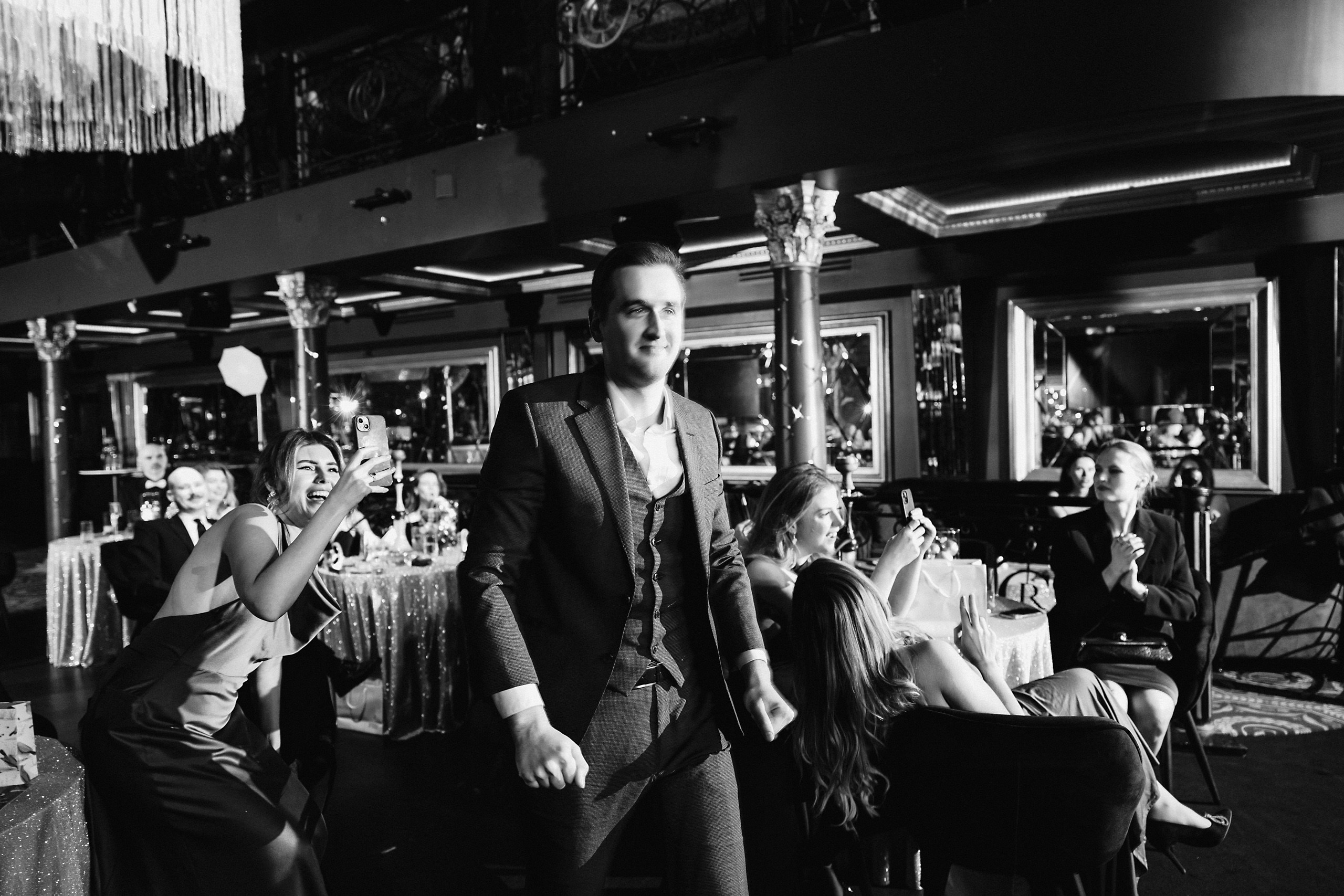 Новогодняя фотосессия в стиле «Оскар» для компаний — свет софитов и звёздные кадры. Евгений Тимофеев | Свадебный и контент-фотограф и видеограф в Риге