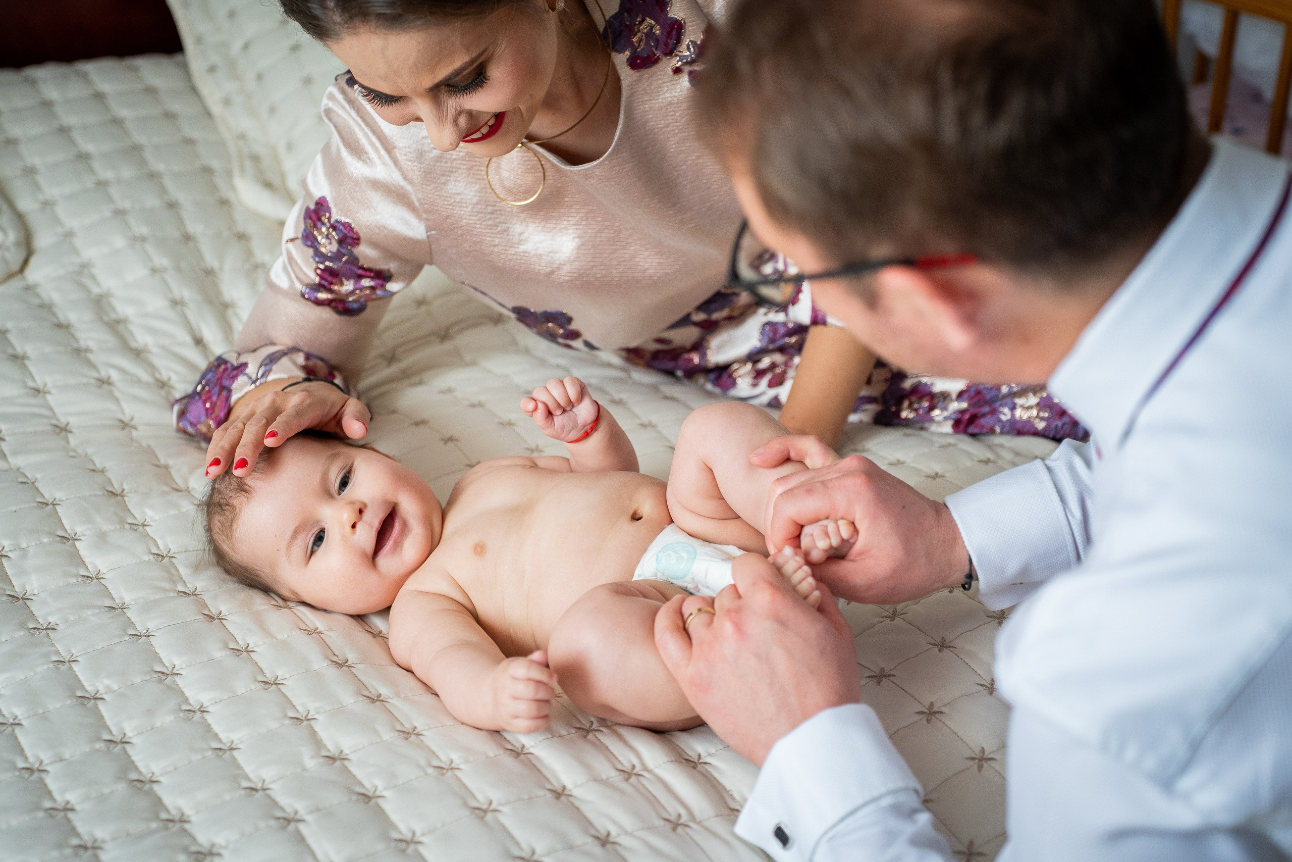 parinti fericiti cu bebelus, fotografie botez copil Constanta