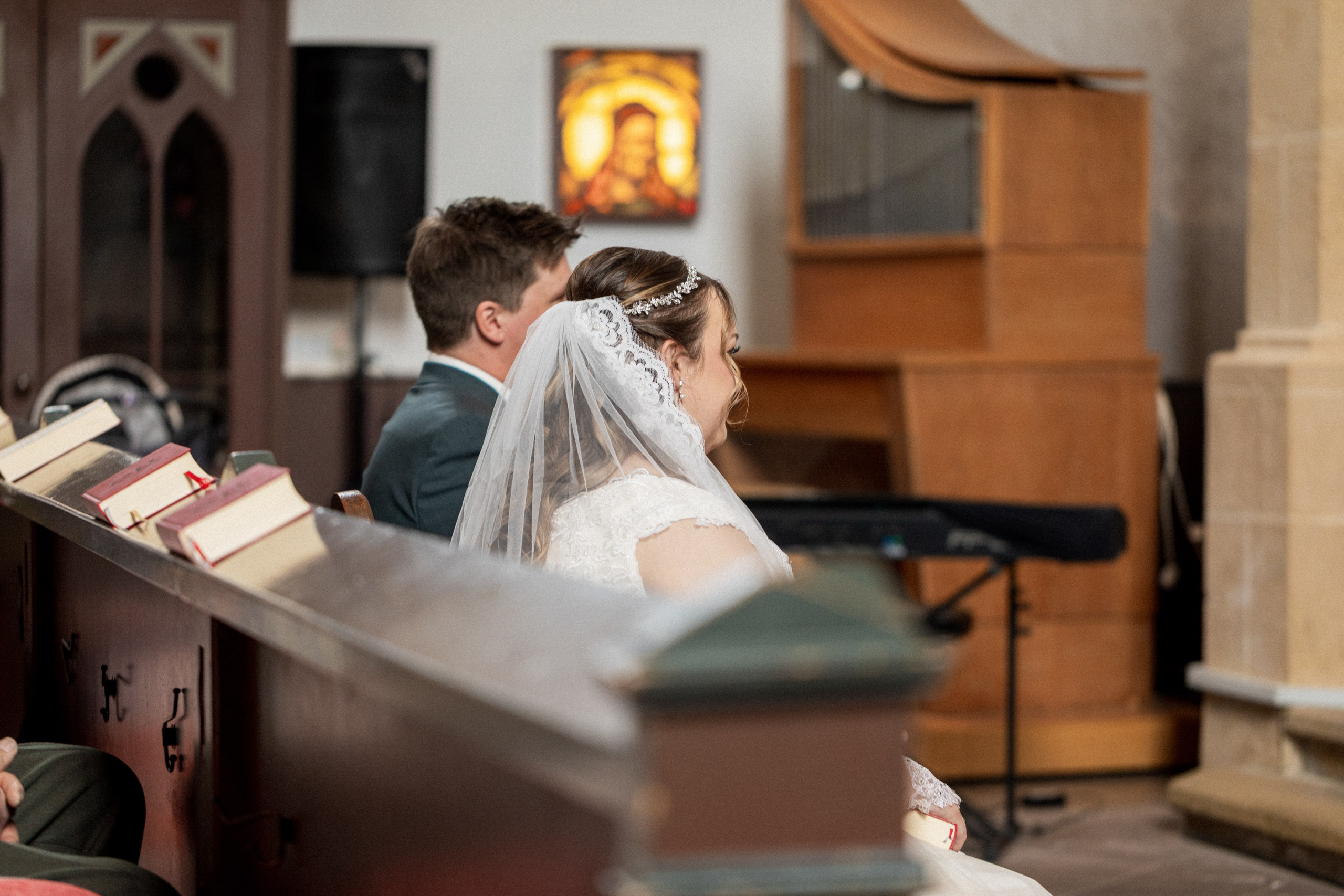 Kirchliche Trauung in Oerlinghausen – Emotionale Hochzeitsfotos & Stilvolle Reportagen!. Hochzeitsfotografin in Gütersloh | Authentische Hochzeitsreportagen | TK Photographie