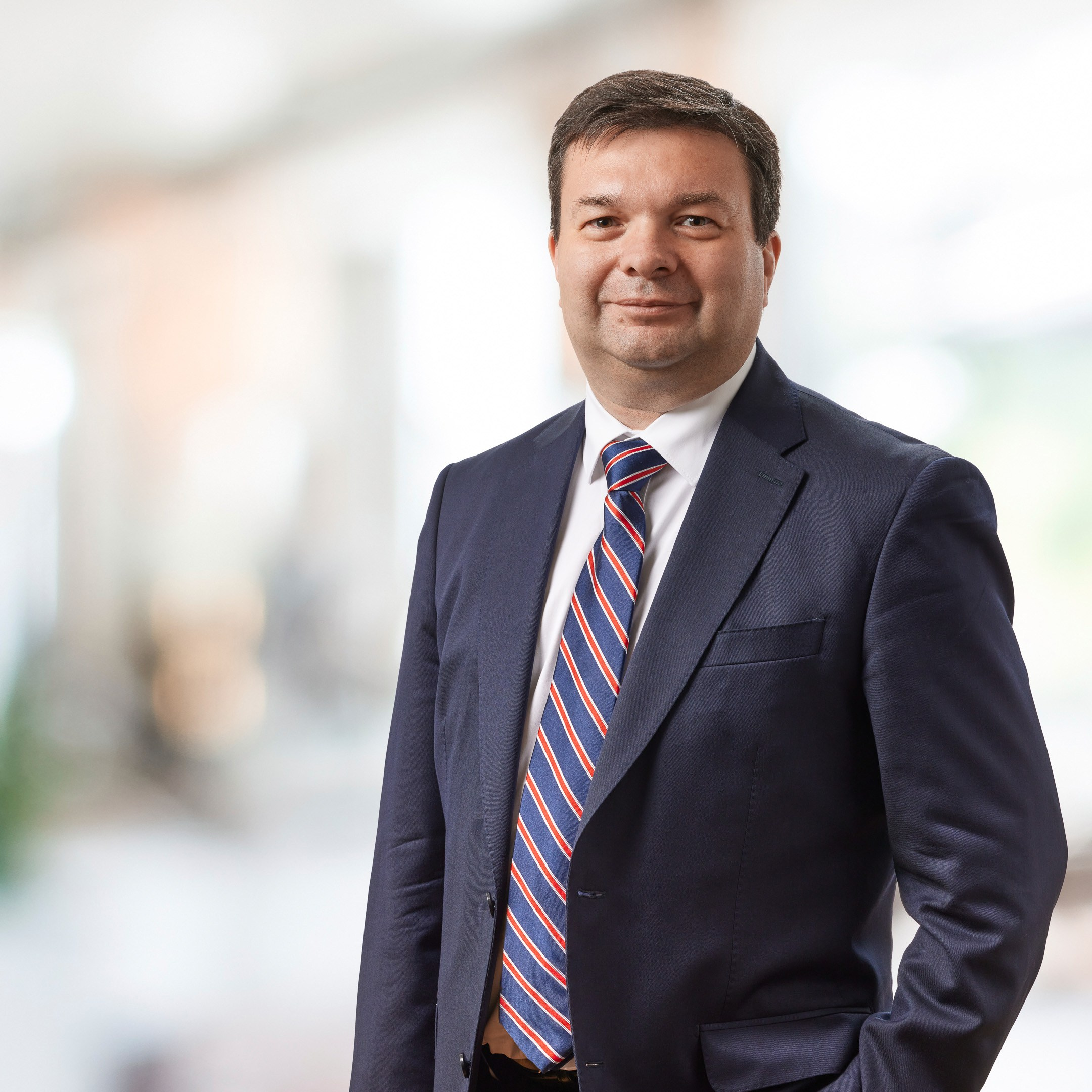 Business portrait of a man on a blurred office background - photographer Andrey Dunin