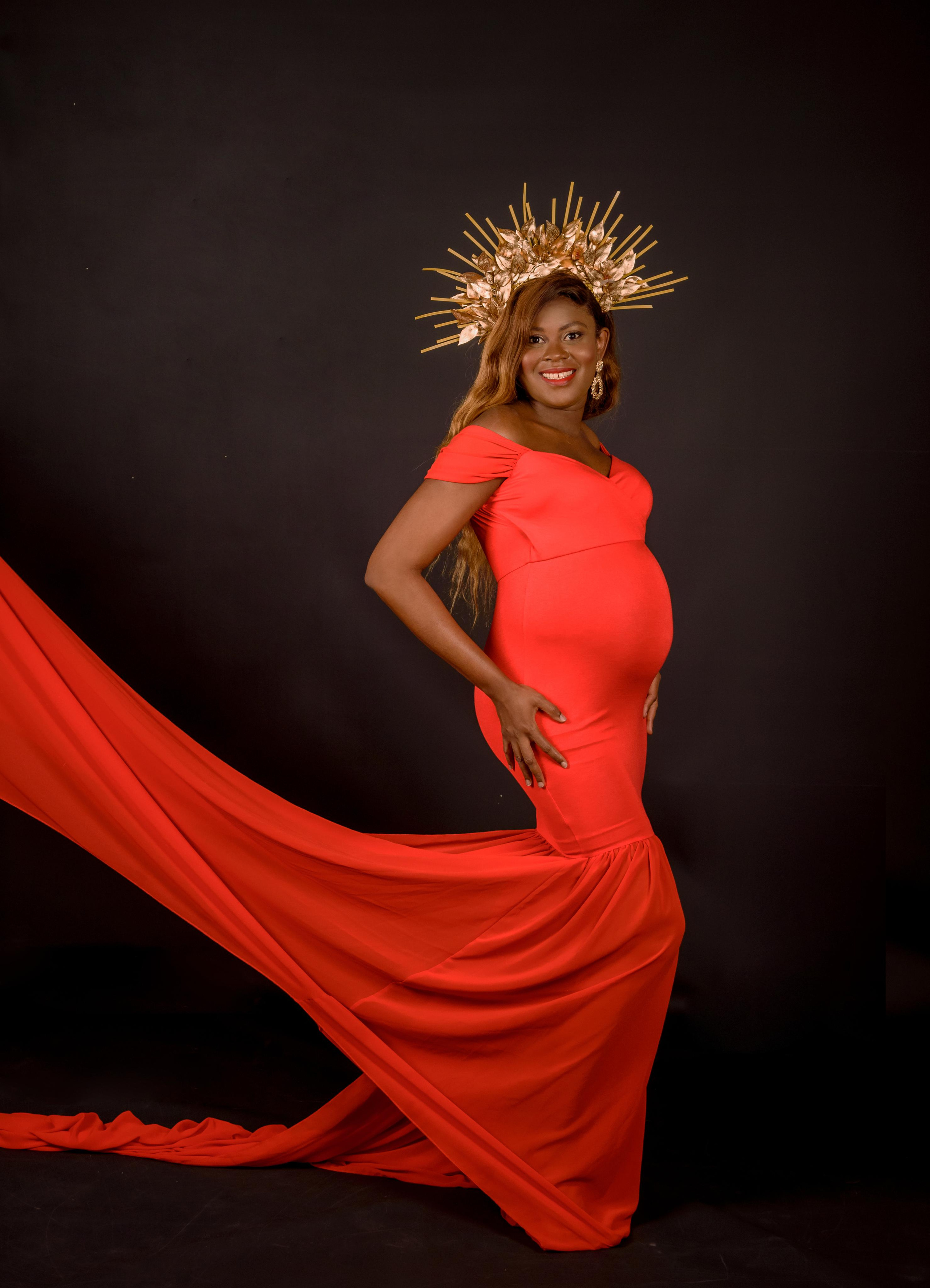 Maternity photoshooting in studio Luxembourg. Photographer in Luxembourg Tanita