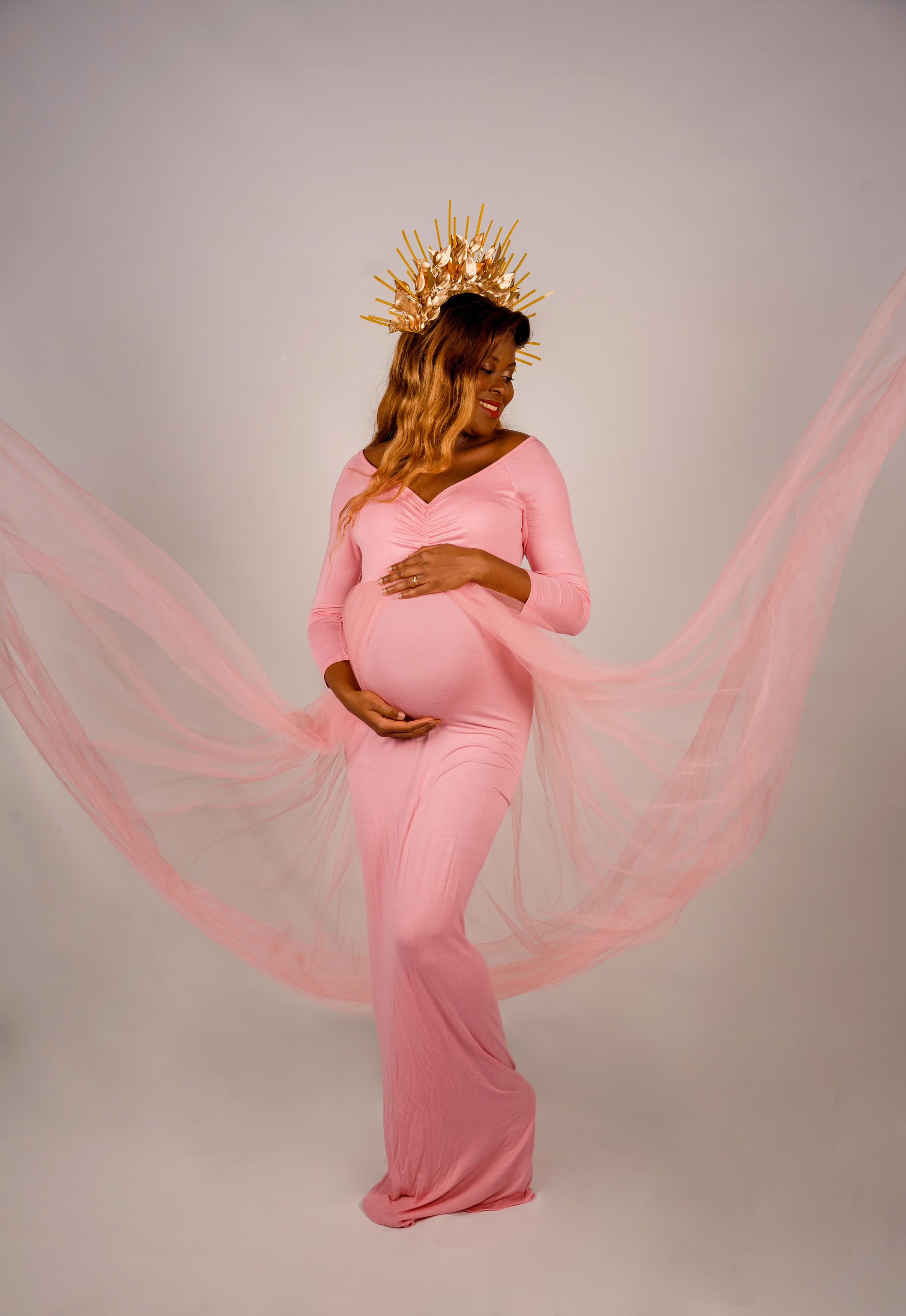 Maternity photoshooting in studio Luxembourg. Photographer in Luxembourg Tanita