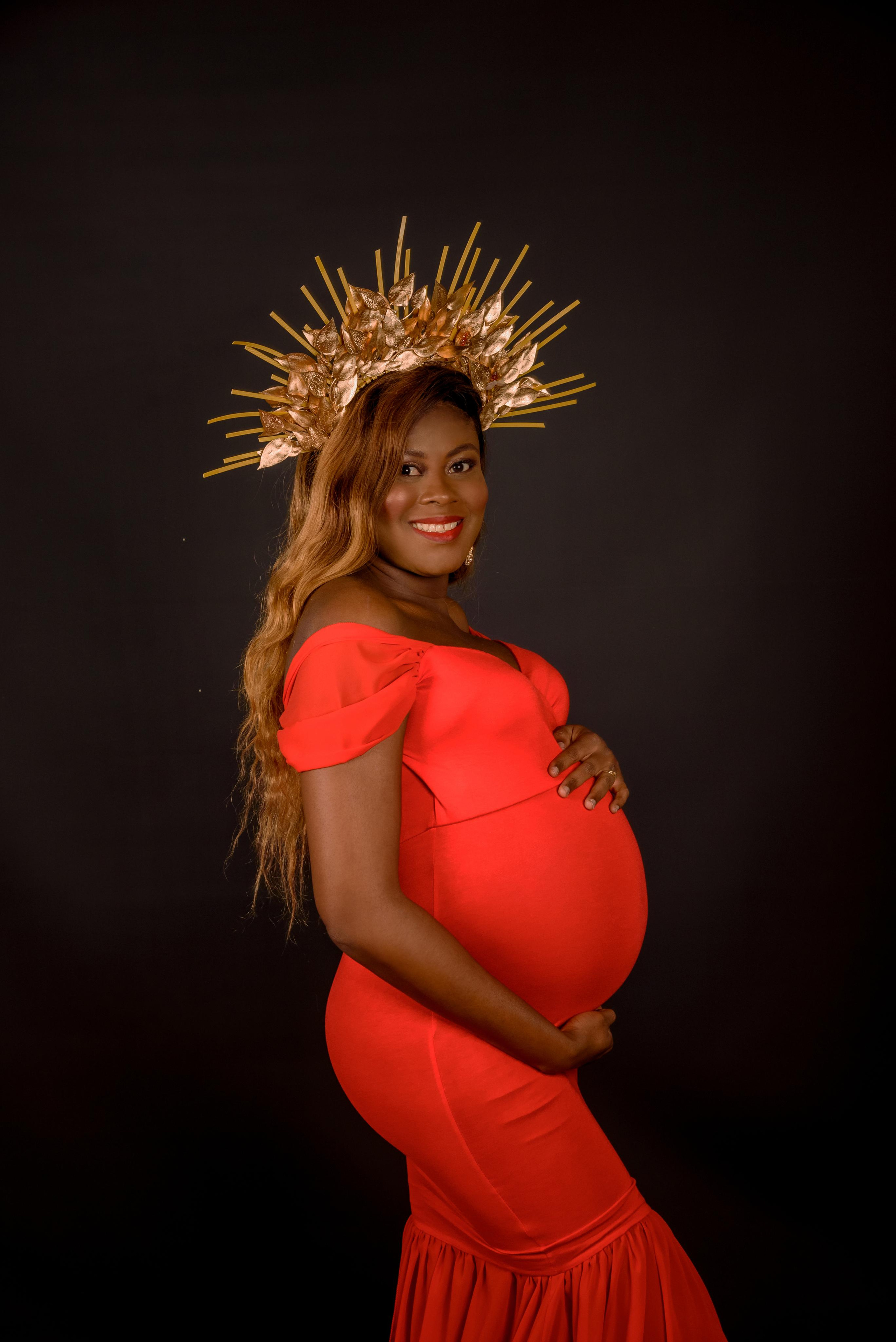 Maternity photoshooting in studio Luxembourg. Photographer in Luxembourg Tanita