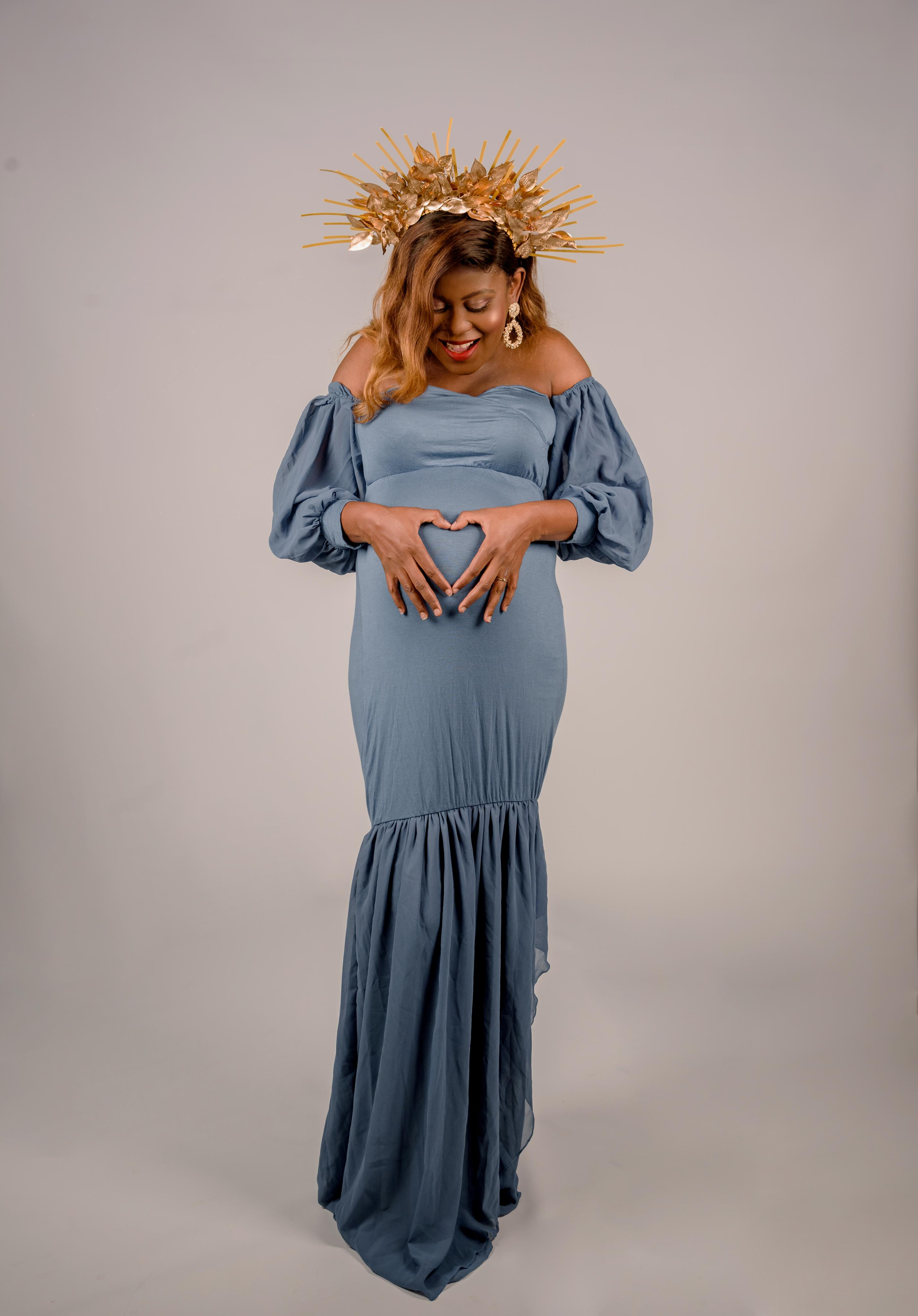 Maternity photoshooting in studio Luxembourg. Photographer in Luxembourg Tanita