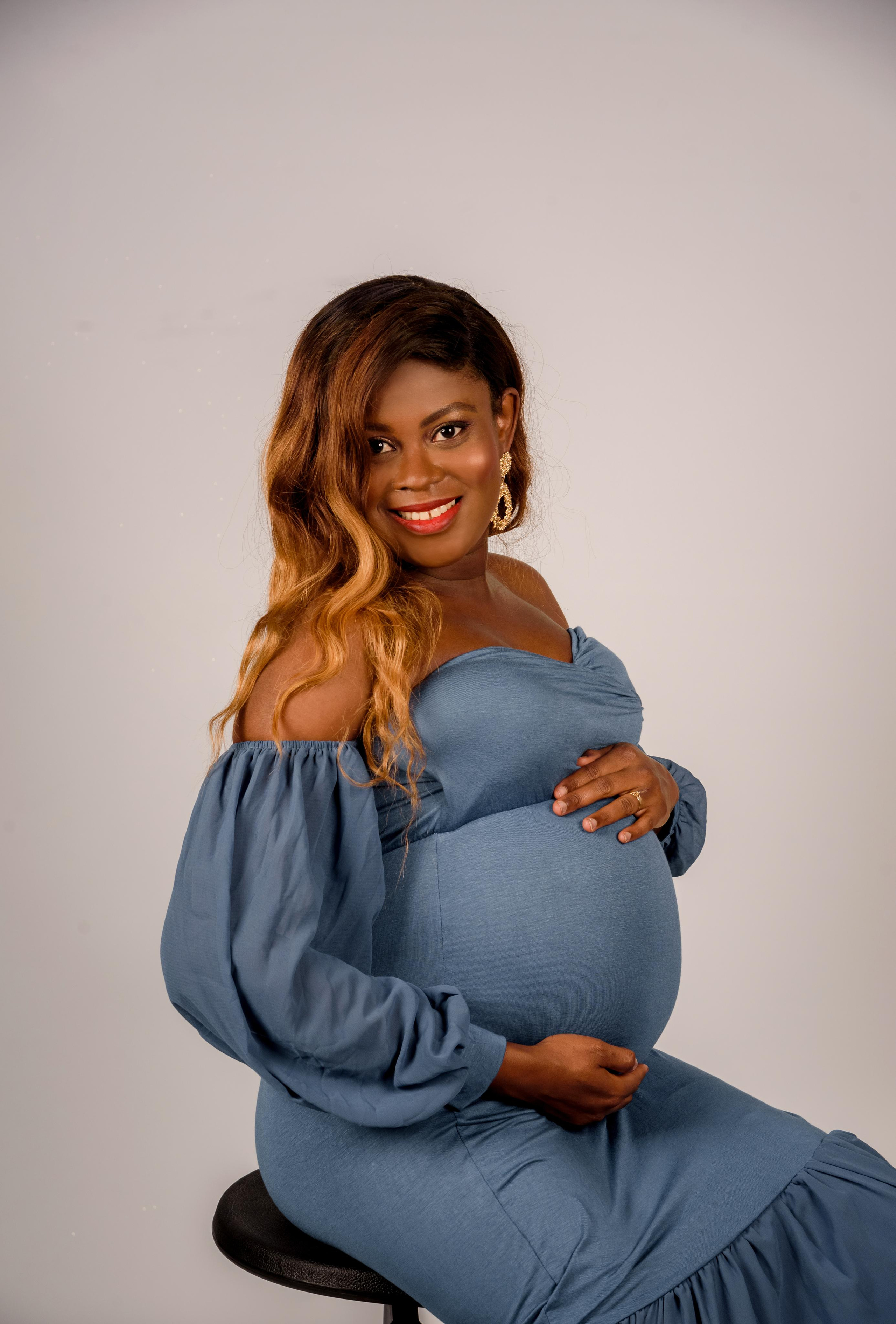 Maternity photoshooting in studio Luxembourg. Photographer in Luxembourg Tanita