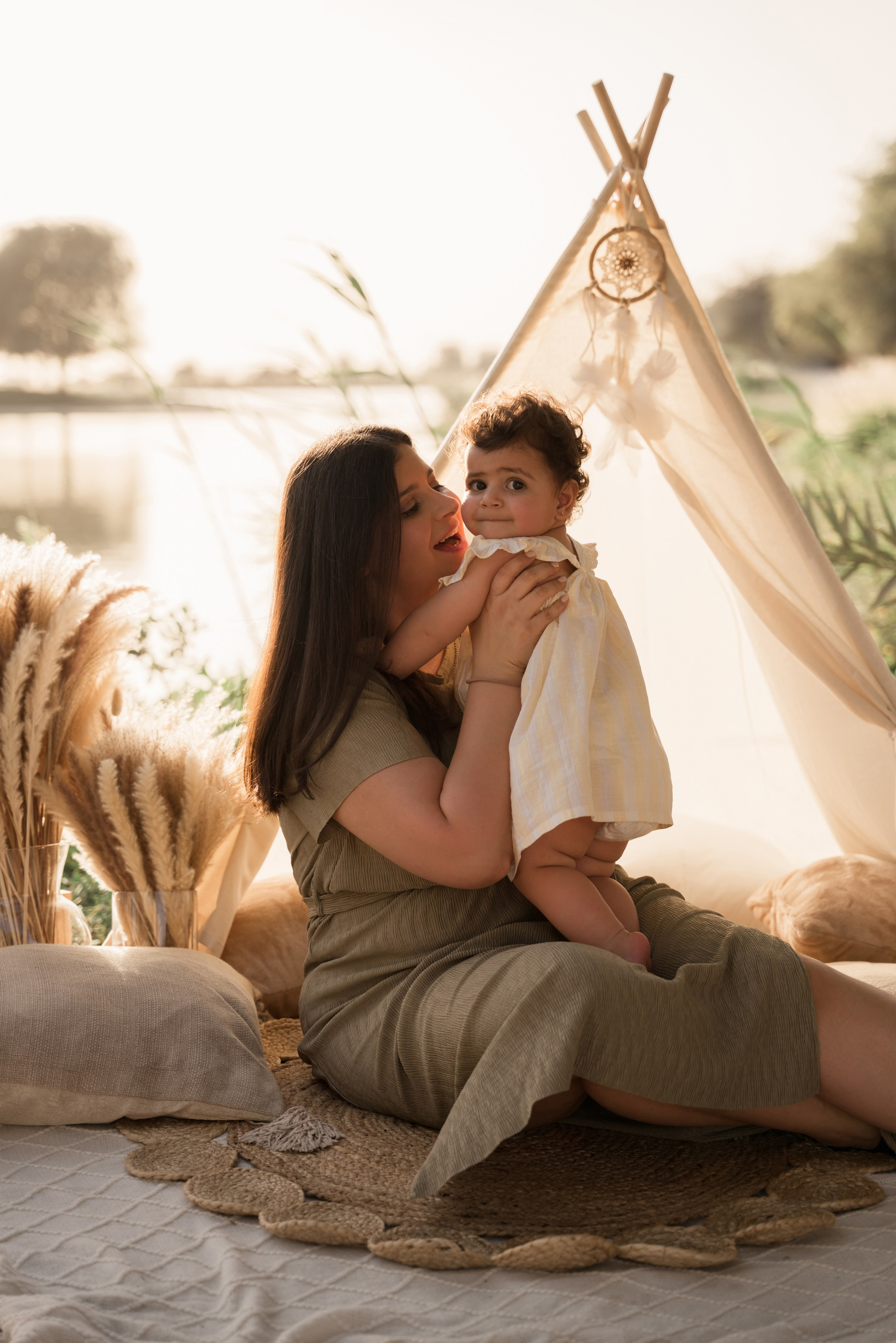 Family fun and cake crush. Angela Iakovleva — Family Photographer in Dubai