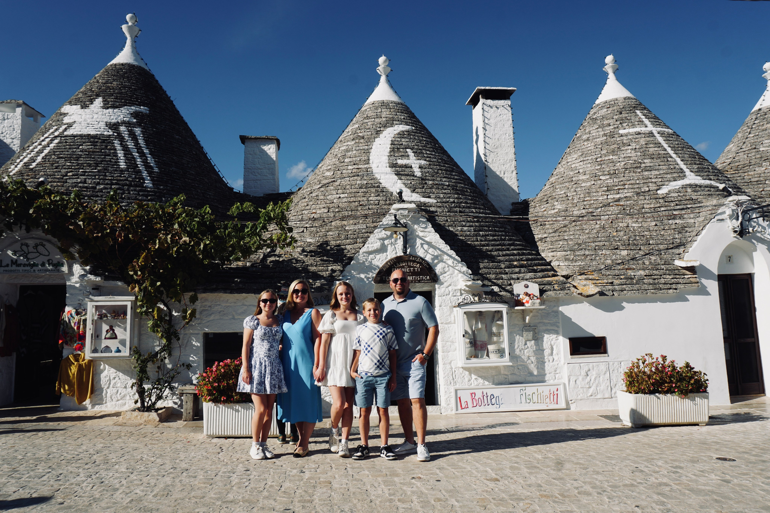 Passeggiata ad Alberobello con turisti americani felici. Fotografa e Videografa in Puglia Sokhova Albina