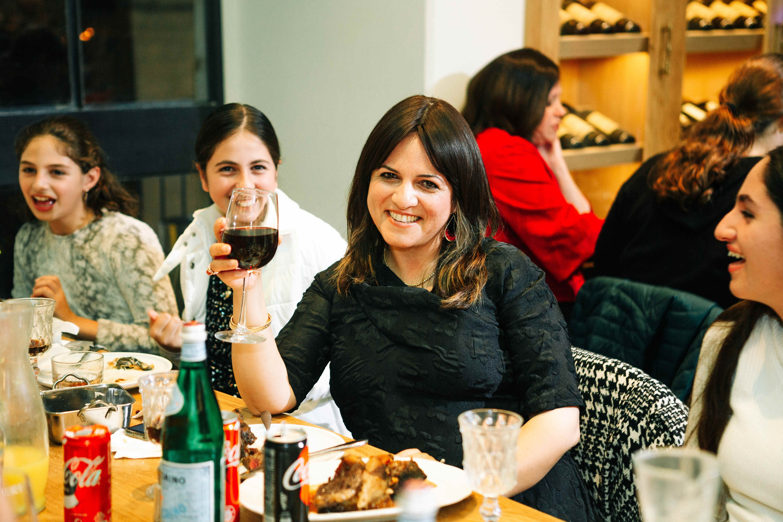 PARTY IN A RESTAURANT WITH THE WHOLE FAMILY. Https://shi-photo.com/
