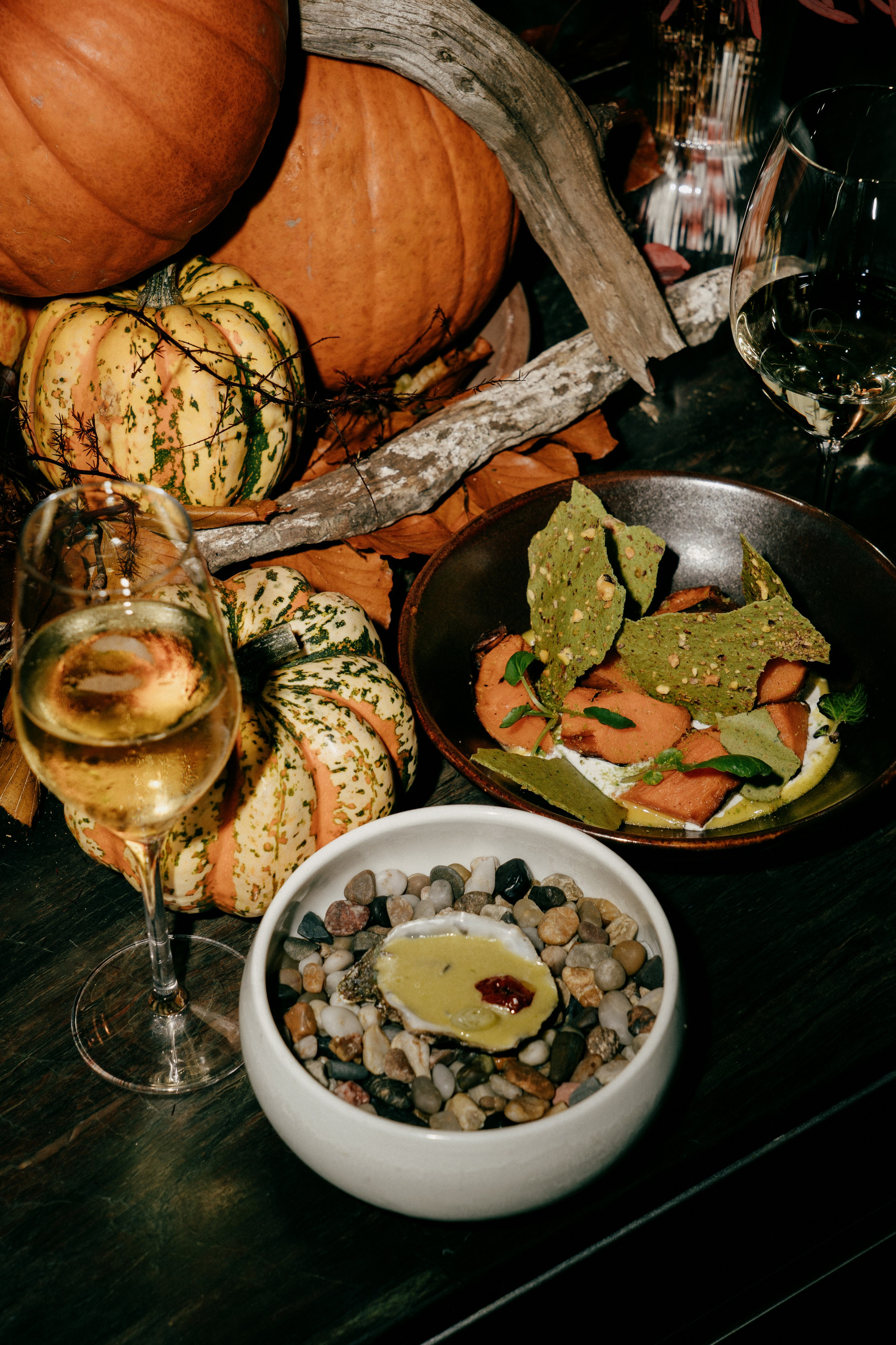 Copa de Cava burbujeante para el brindis de Navidad en Barcelona con luces desenfocadas.