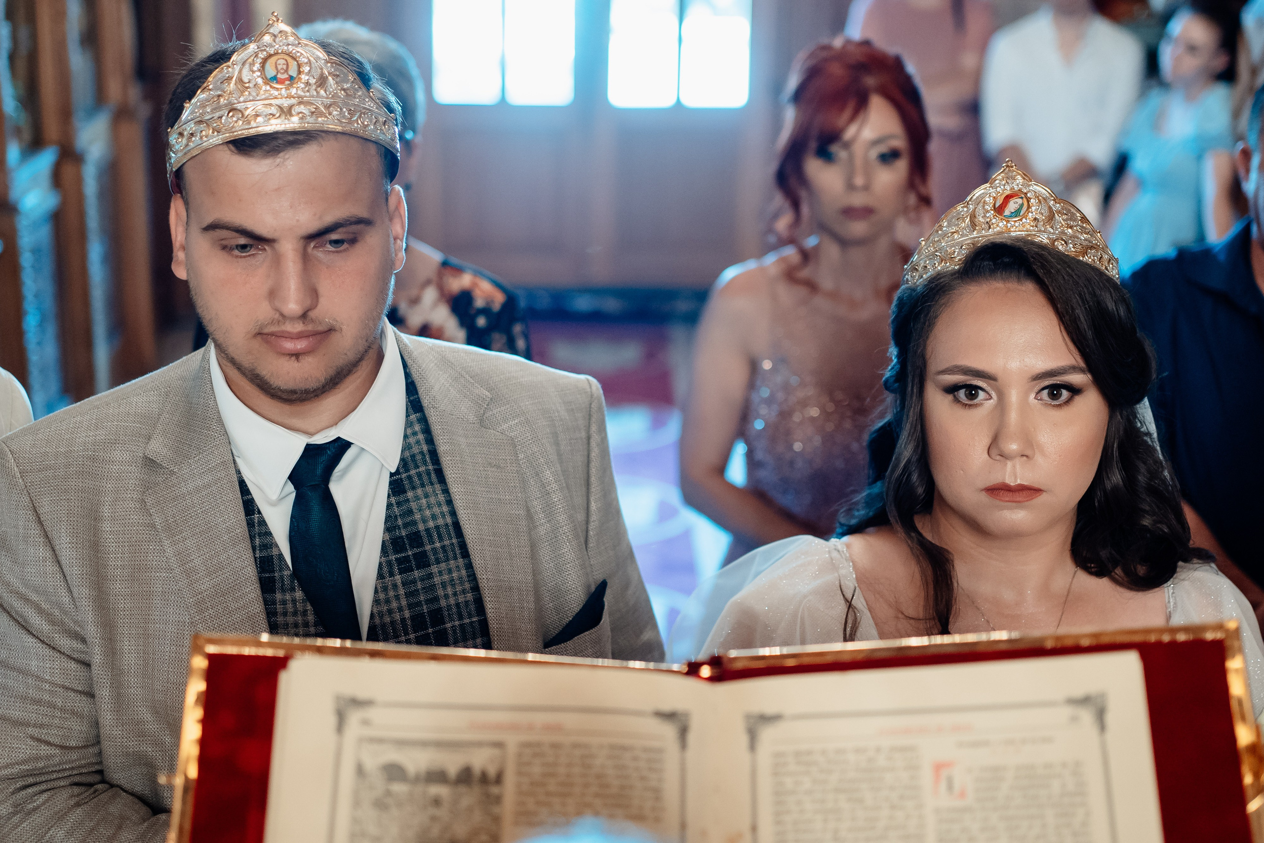 Moment emoționant între miri în ziua nunții, surprins într-un cadru natural și romantic, la Daimon Events. Fotografie de nuntă profesională, editată artistic pentru a evidenția emoția și eleganța evenimentului.