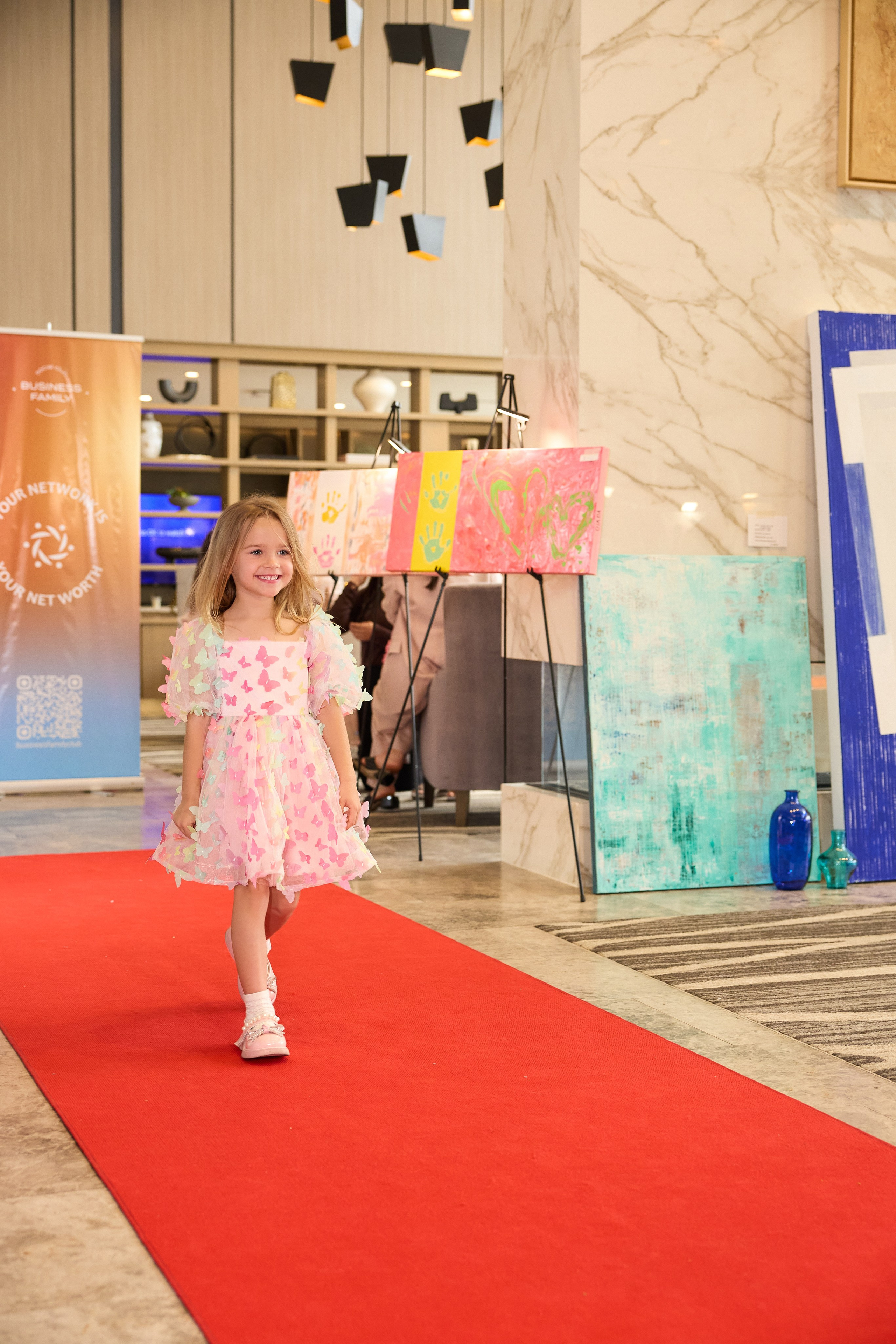 Авторская благотворительная художественная выставка Дианы Бортник. Фотограф Юлия Маковеева