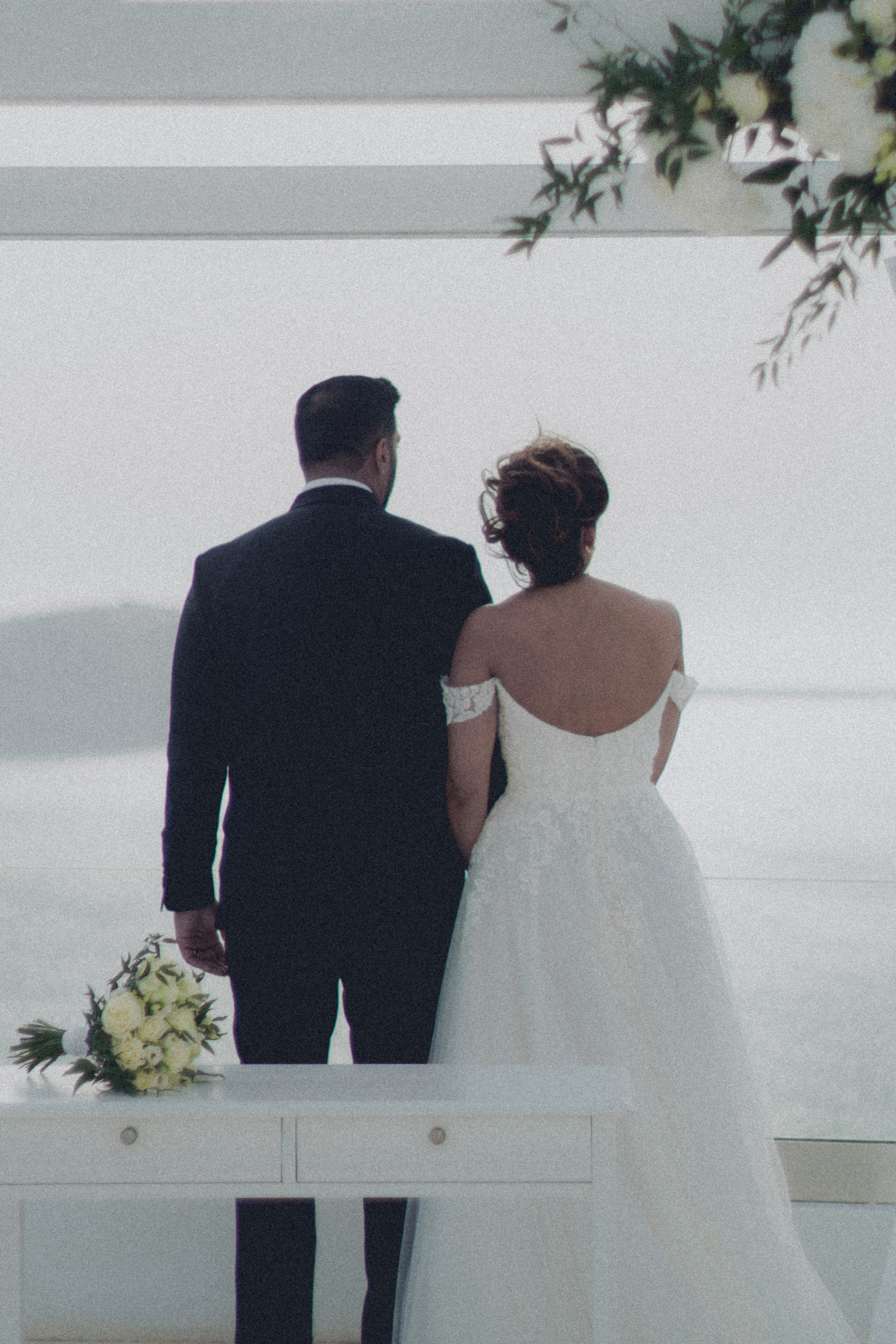 Fahid and Seher in Santorini. Photographer in Greece Kristina