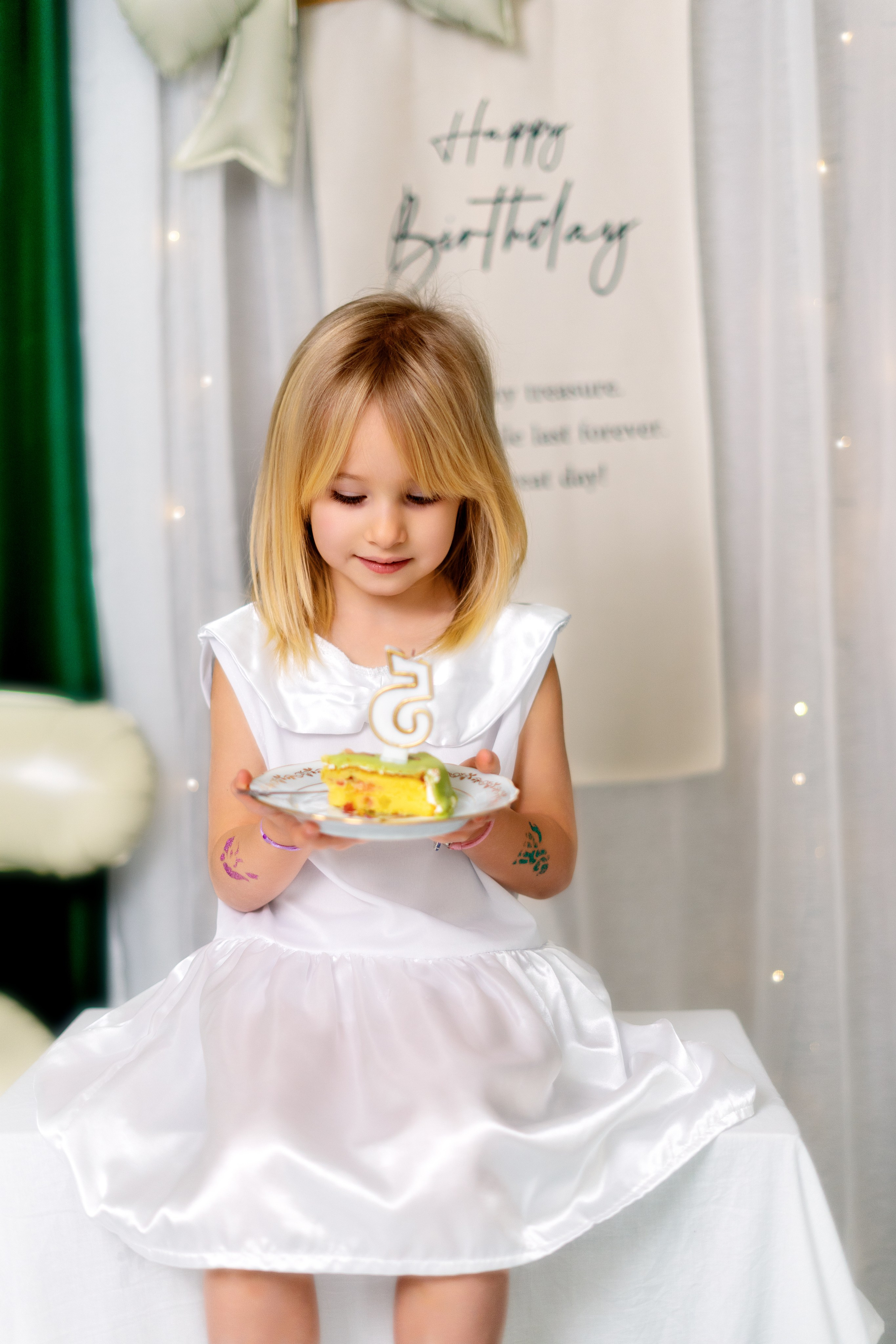 Photo enfant avec chiffre 5 en studio à Roanne séance anniversaire fille