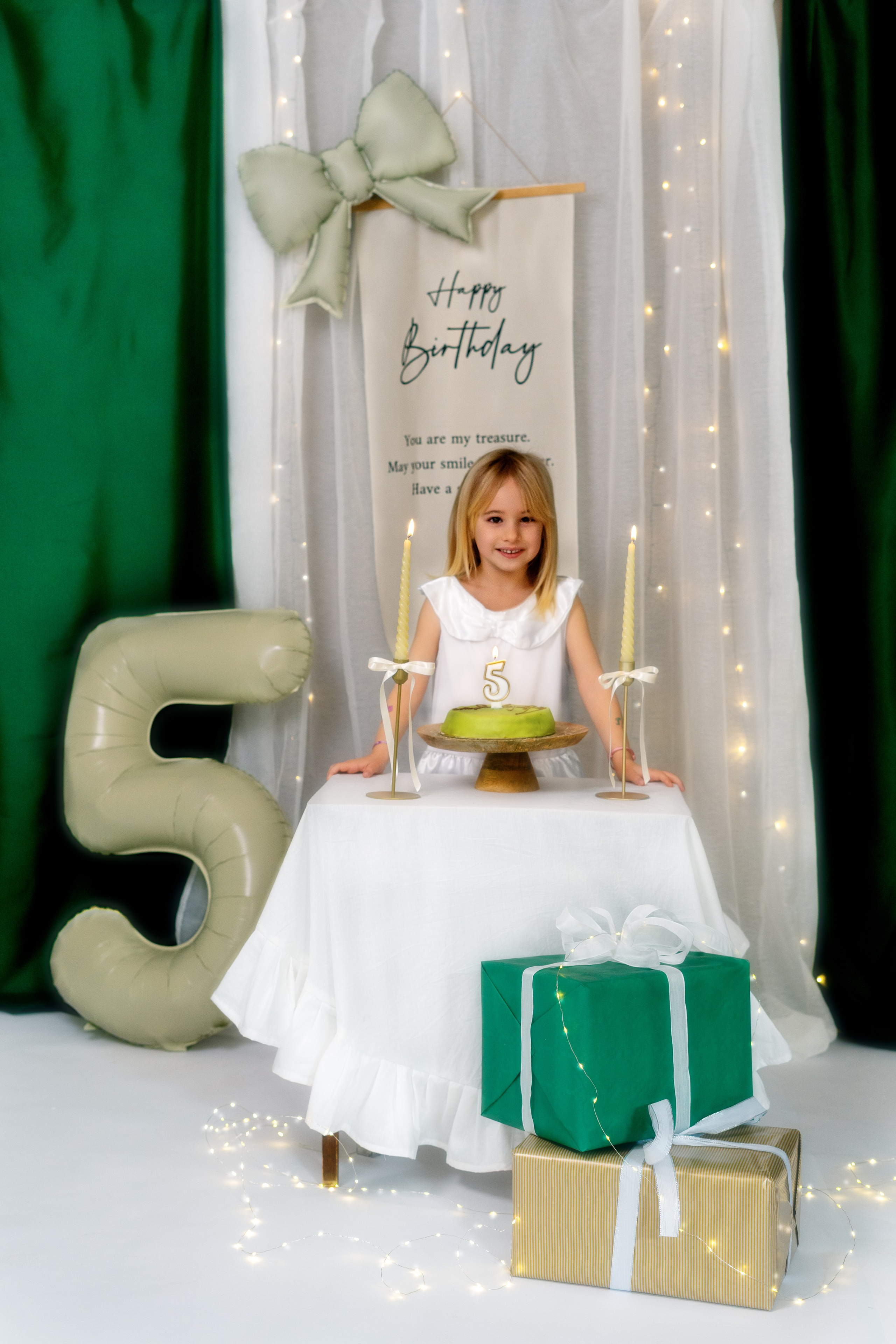 Séance photo anniversaire enfant 5 ans en studio à Roanne avec décor festif