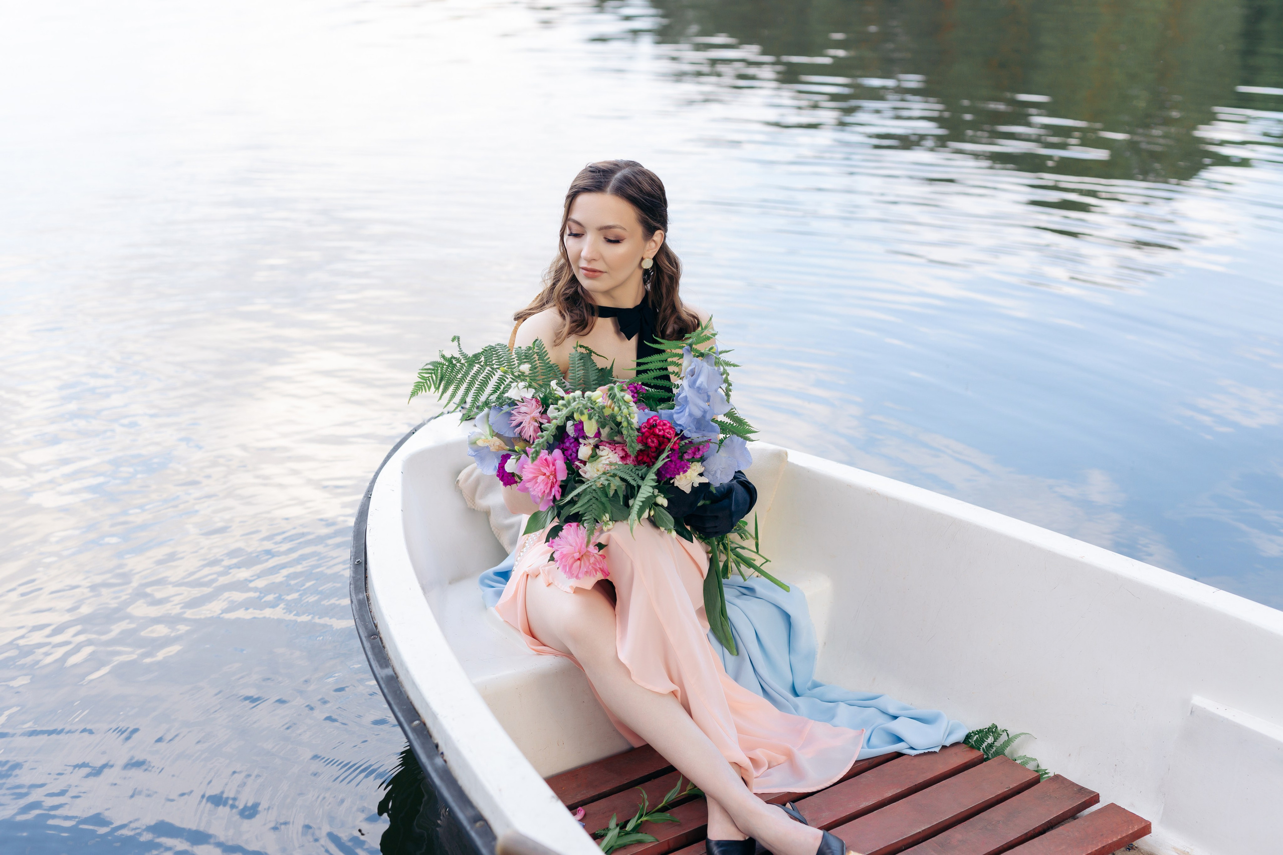 Boat & flowers. Photographer Anna Curly | Weddings and Events in Dubai