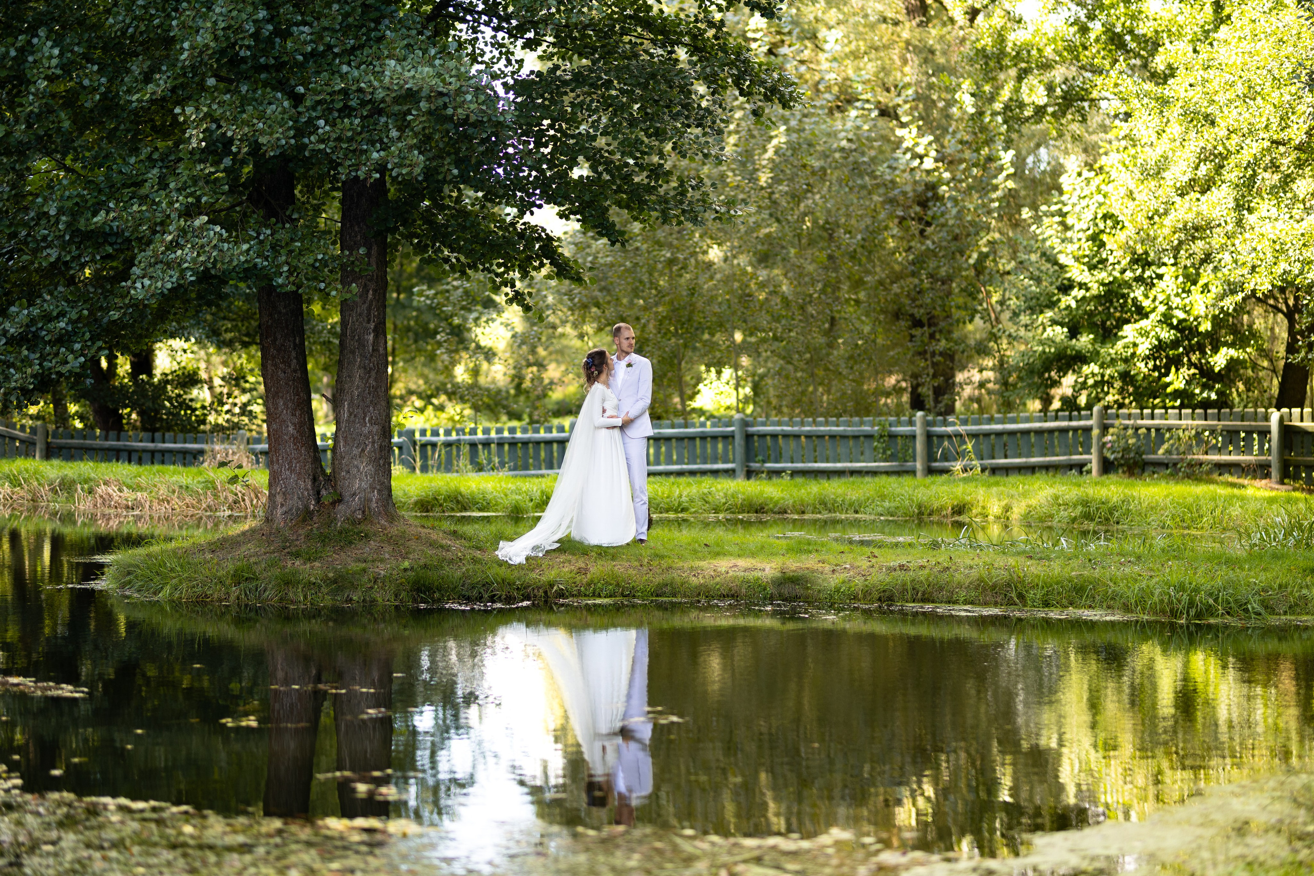 Svatební tým — svatební fotograf a kameraman. Dana Lišková — Empatická fotografka | Introspektivní umělkyně | Neurodivergentní koučka| Zakladatelka Artepy.cz