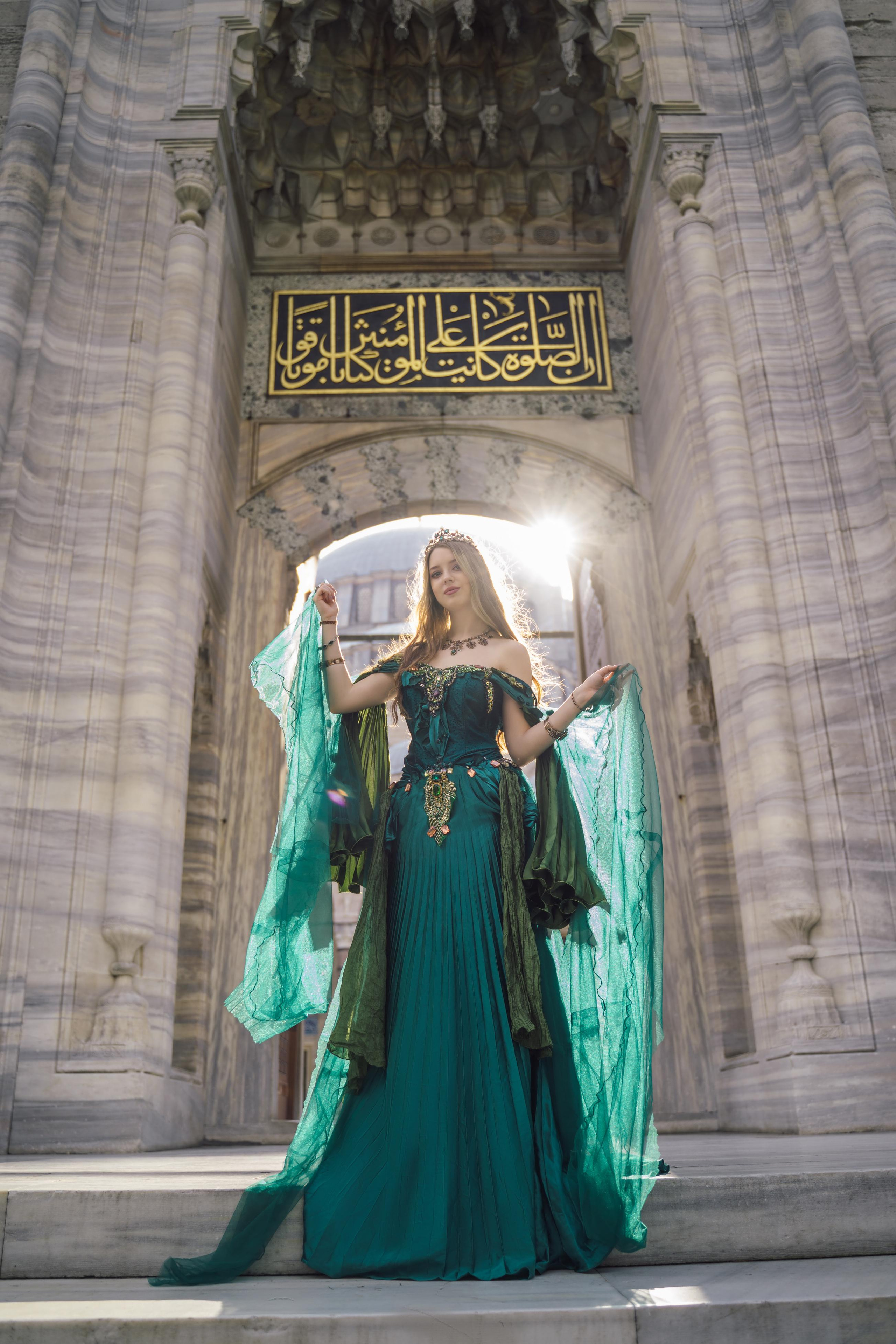 Фотосессии в Стамбуле в стиле «Великолепный век». Wedding, family and lifestyle photographer Anatoly. Photo sessions on rooftops with seagulls. Istanbul