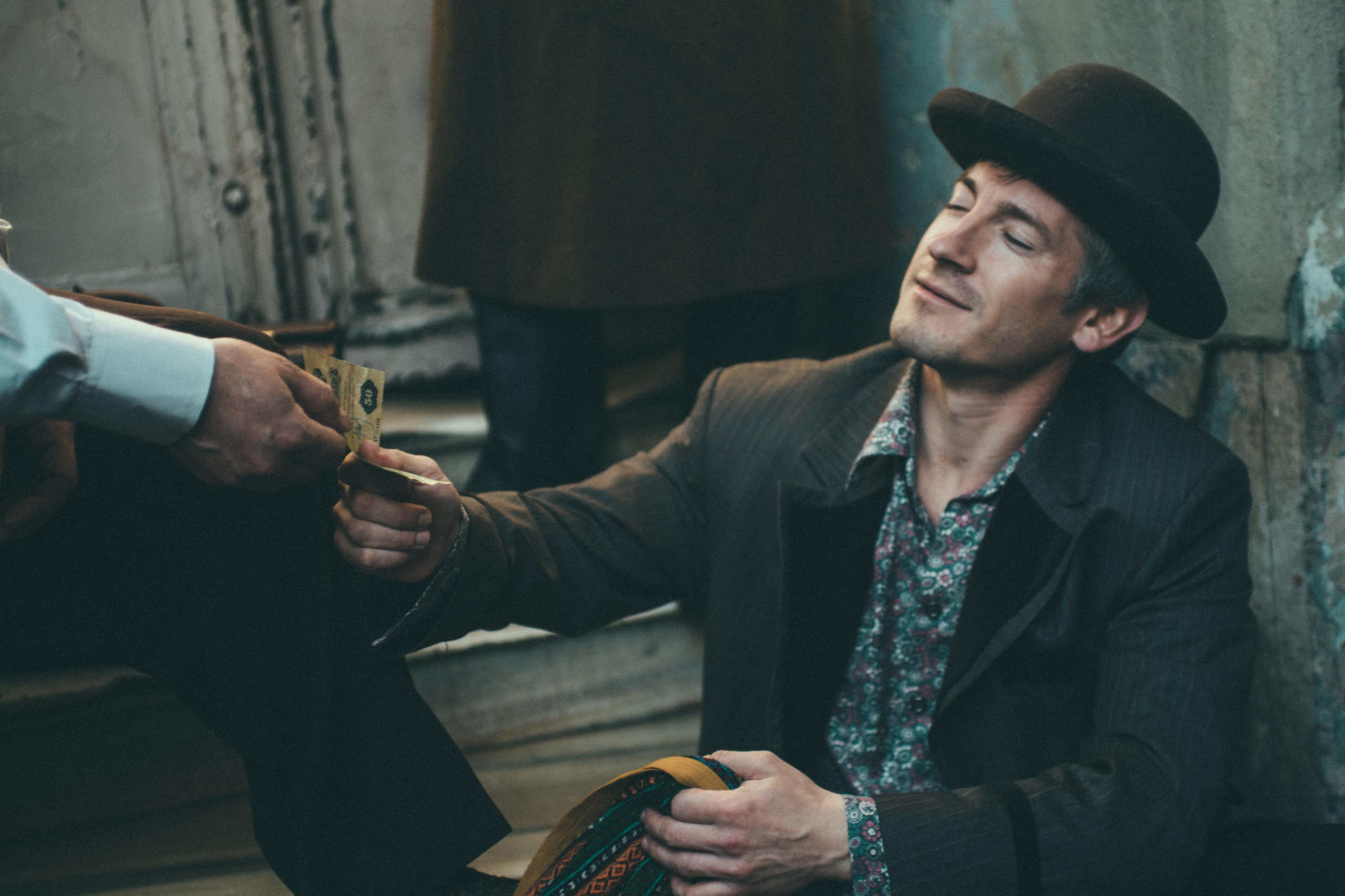 Творческий проект в Стамбуле: «Русские эмигранты. Связь времён». Лайфстайл фотограф в Стамбуле Анатолий. Фотосессии на крышах с чайками