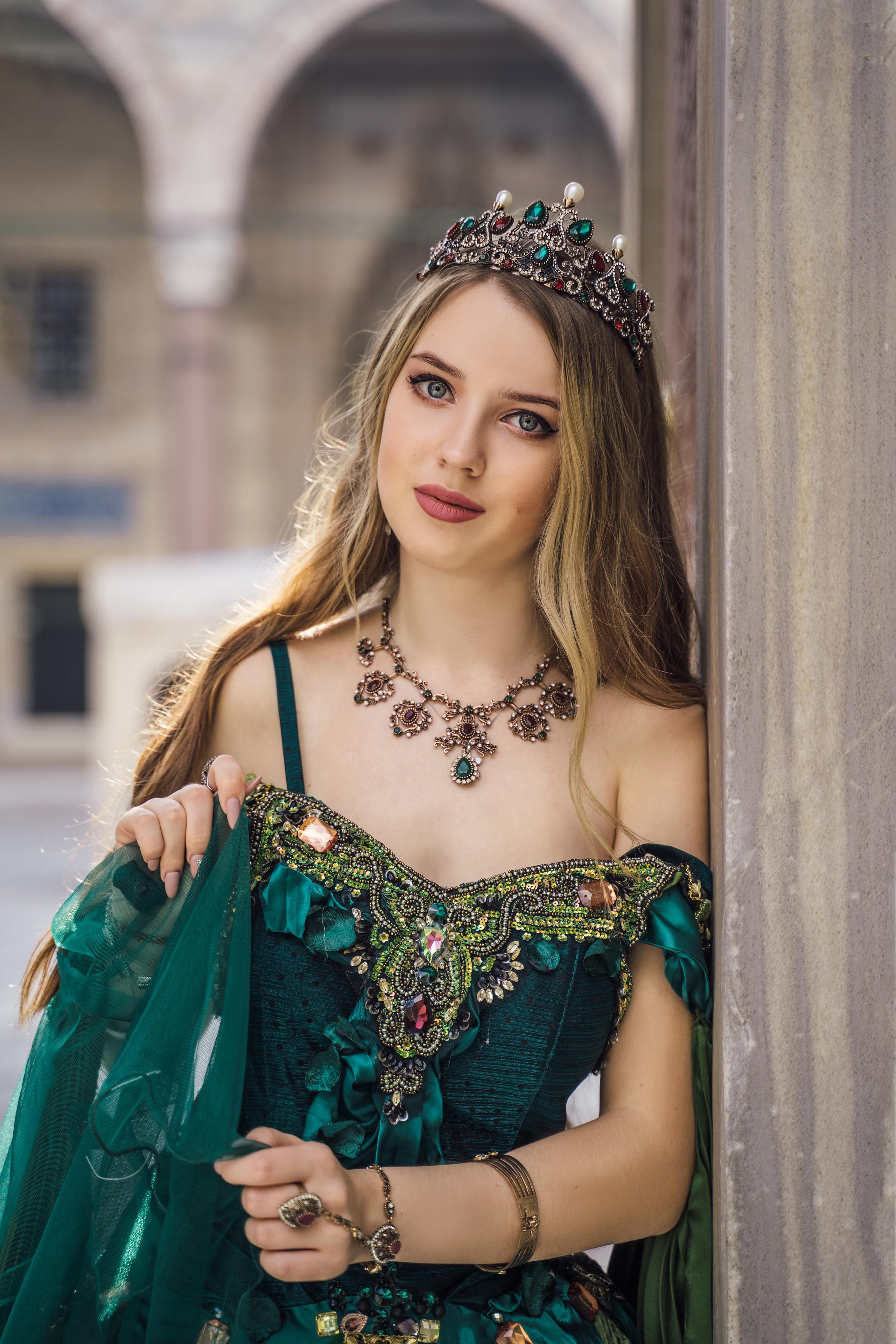 Фотосессии в Стамбуле в стиле «Великолепный век». Wedding, family and lifestyle photographer Anatoly. Photo sessions on rooftops with seagulls. Istanbul