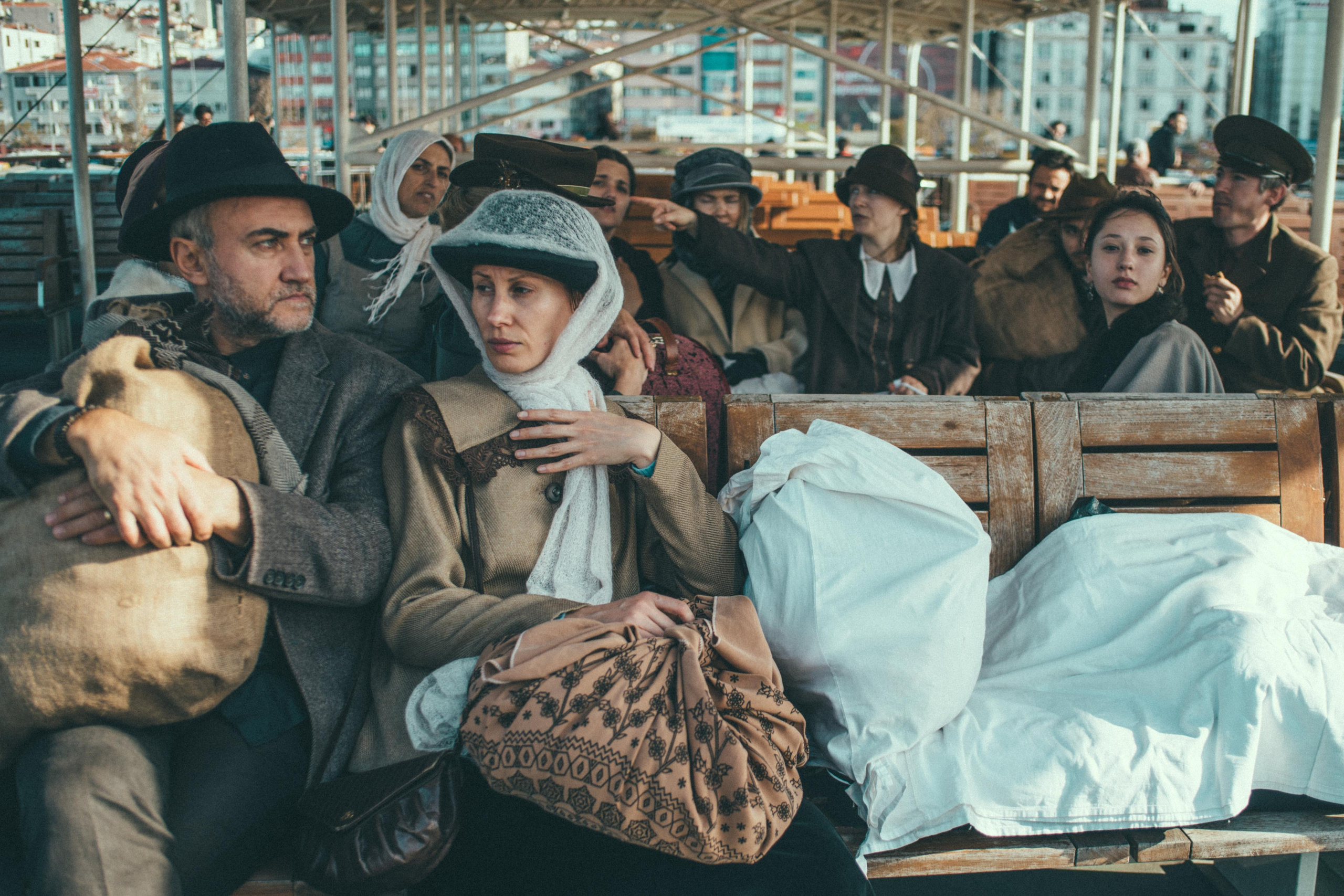 Творческий проект в Стамбуле: «Русские эмигранты. Связь времён». Лайфстайл фотограф в Стамбуле Анатолий. Фотосессии на крышах с чайками