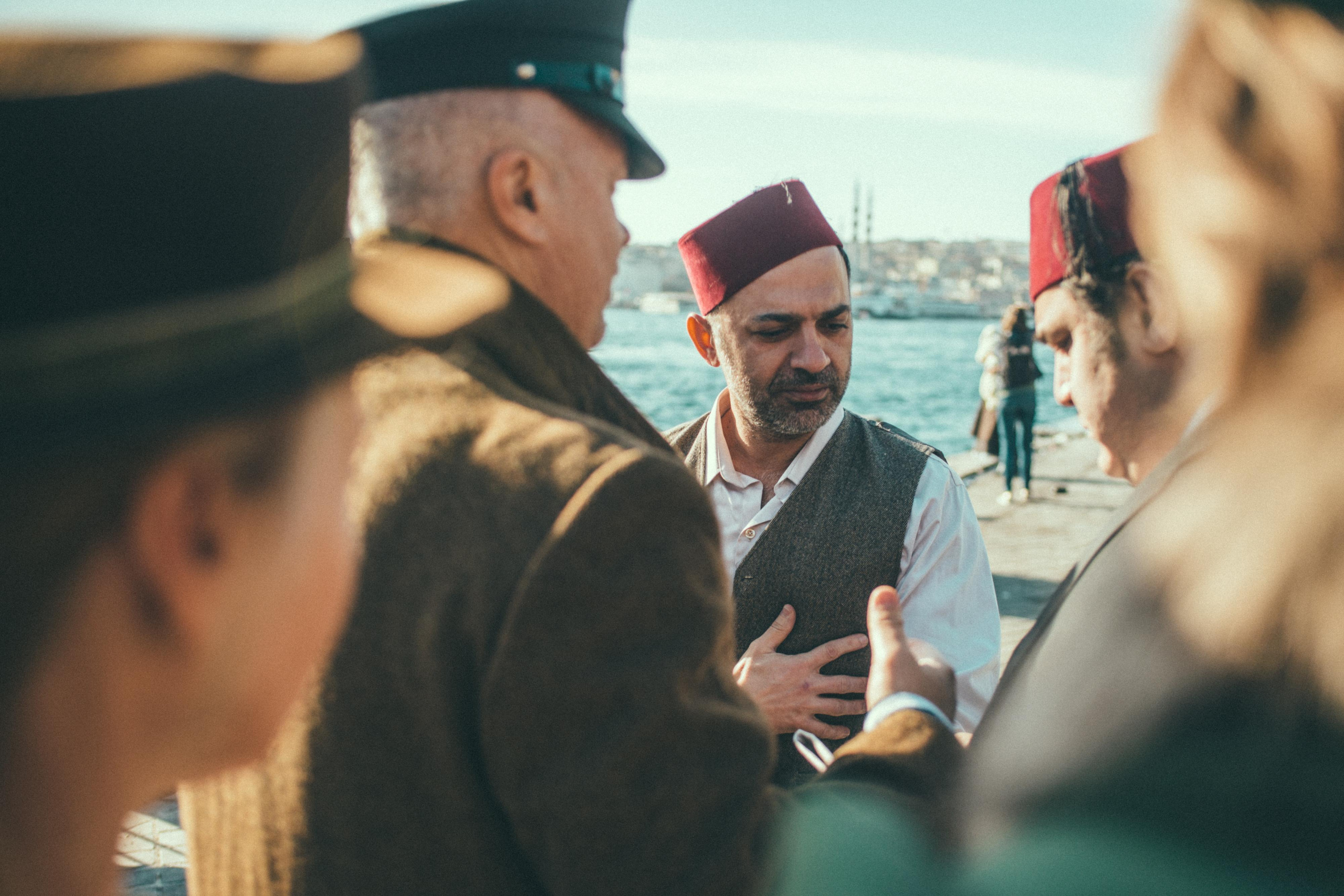 Творческий проект в Стамбуле: «Русские эмигранты. Связь времён». Лайфстайл фотограф в Стамбуле Анатолий. Фотосессии на крышах с чайками