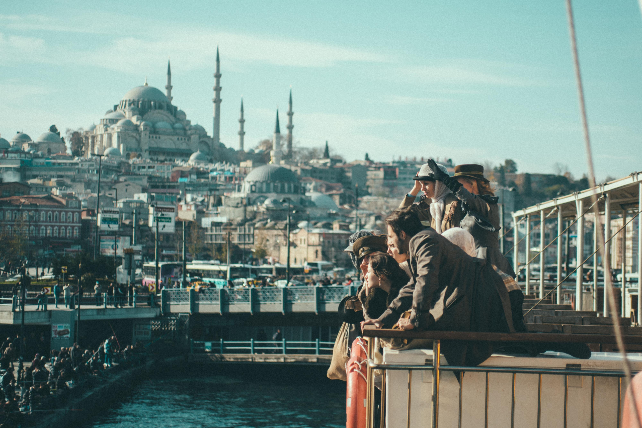 Творческий проект в Стамбуле: «Русские эмигранты. Связь времён». Лайфстайл фотограф в Стамбуле Анатолий. Фотосессии на крышах с чайками