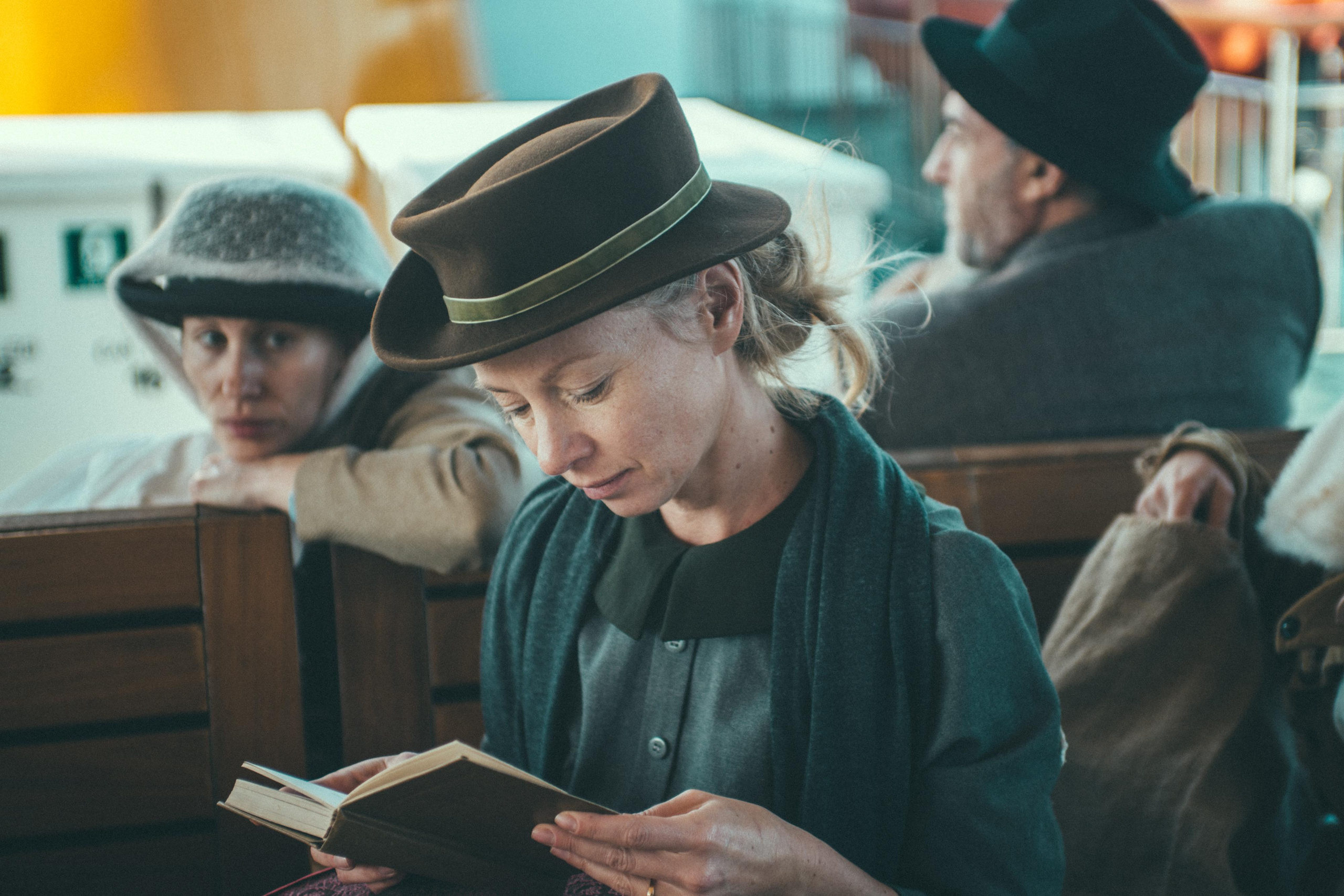 Творческий проект в Стамбуле: «Русские эмигранты. Связь времён». Лайфстайл фотограф в Стамбуле Анатолий. Фотосессии на крышах с чайками