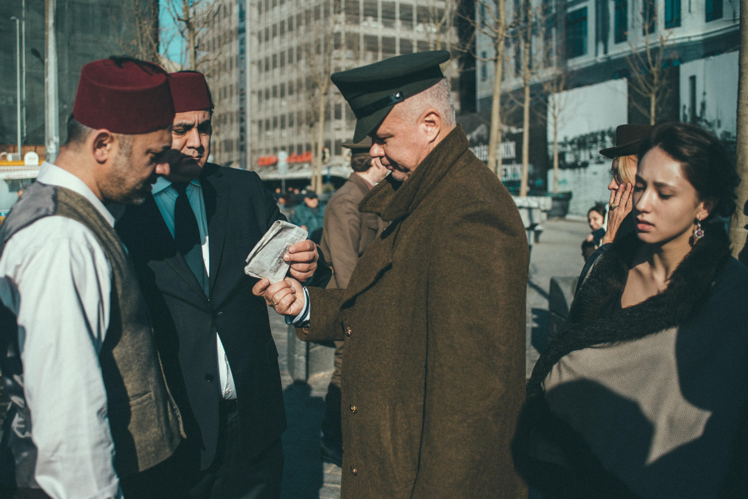 Творческий проект в Стамбуле: «Русские эмигранты. Связь времён». Лайфстайл фотограф в Стамбуле Анатолий. Фотосессии на крышах с чайками