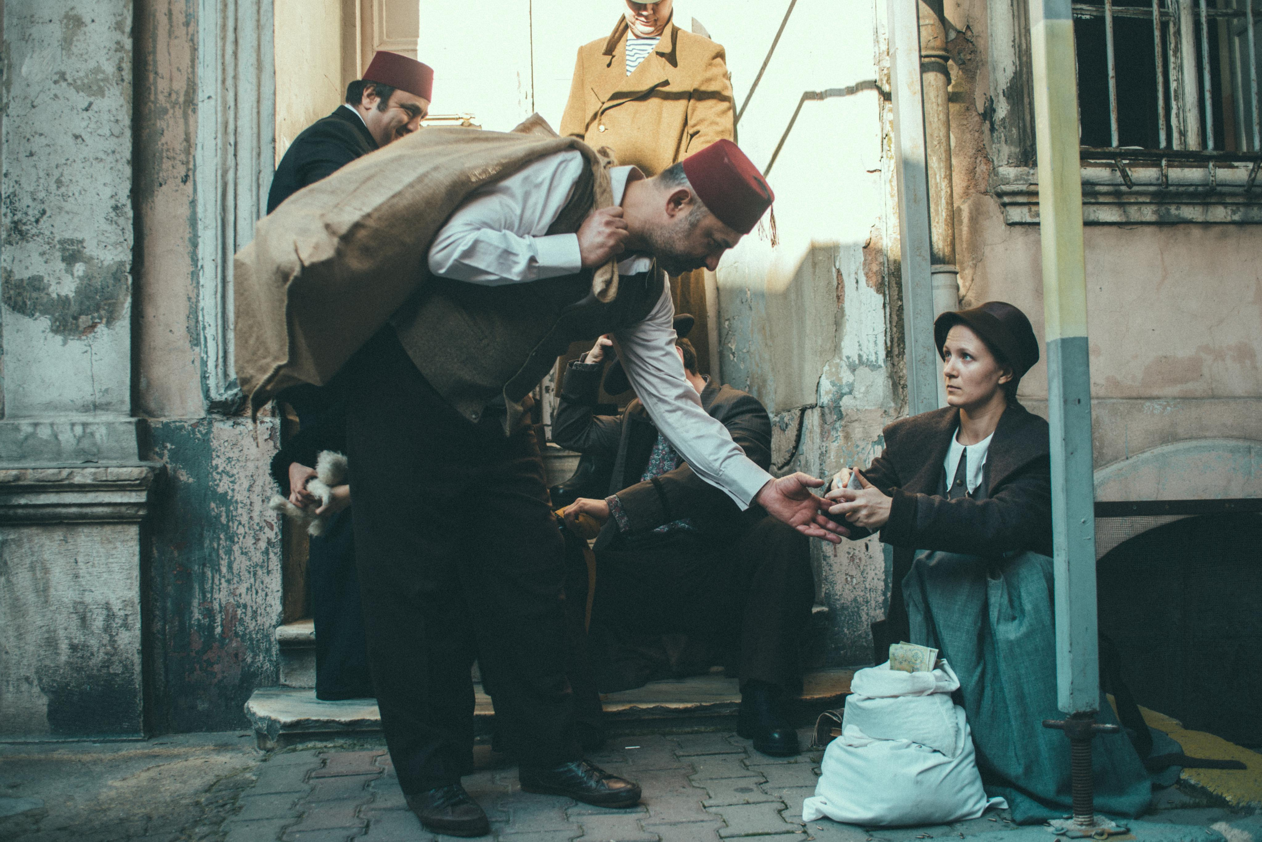 Творческий проект в Стамбуле: «Русские эмигранты. Связь времён». Лайфстайл фотограф в Стамбуле Анатолий. Фотосессии на крышах с чайками