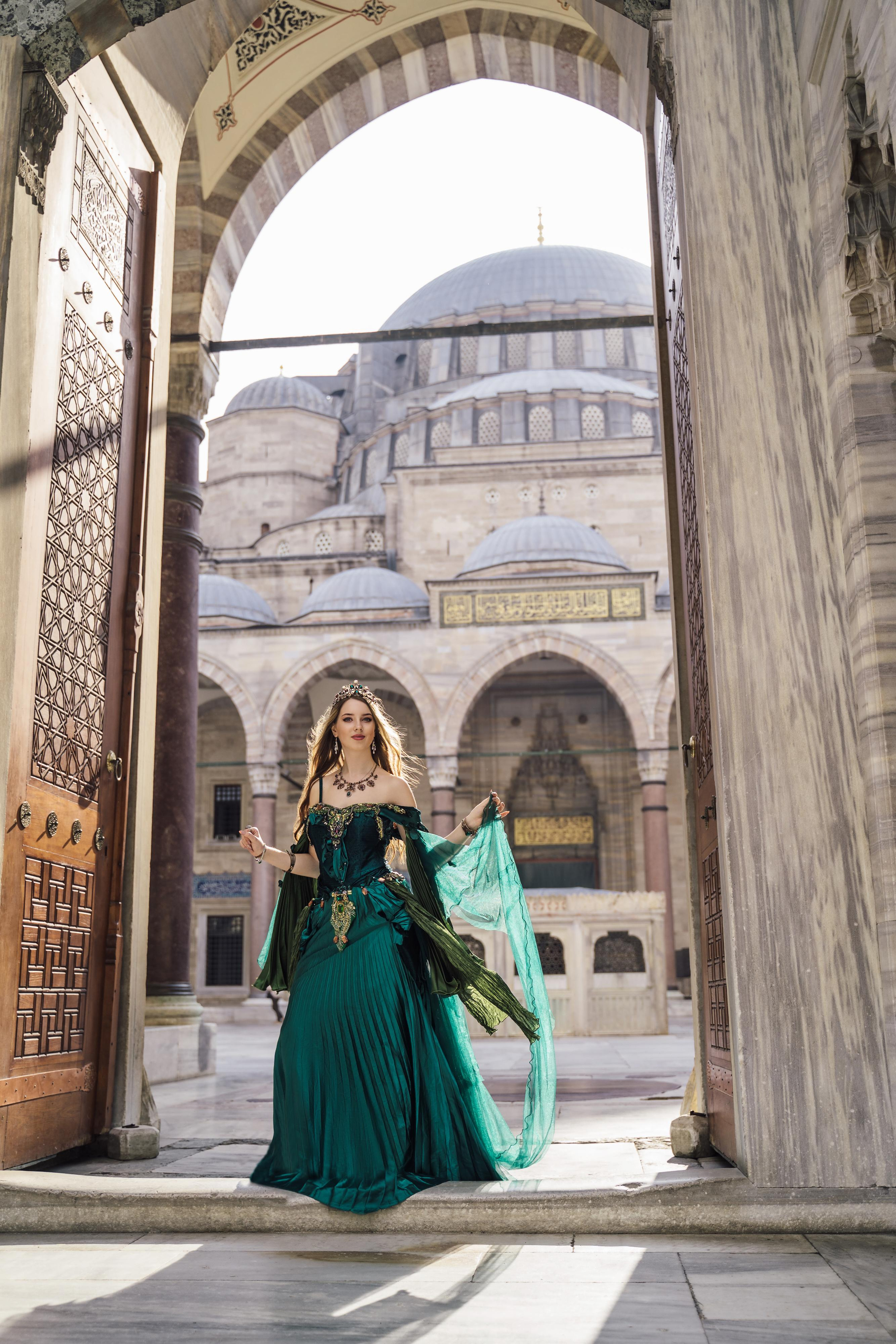 Фотосессии в Стамбуле в стиле «Великолепный век». Wedding, family and lifestyle photographer Anatoly. Photo sessions on rooftops with seagulls. Istanbul