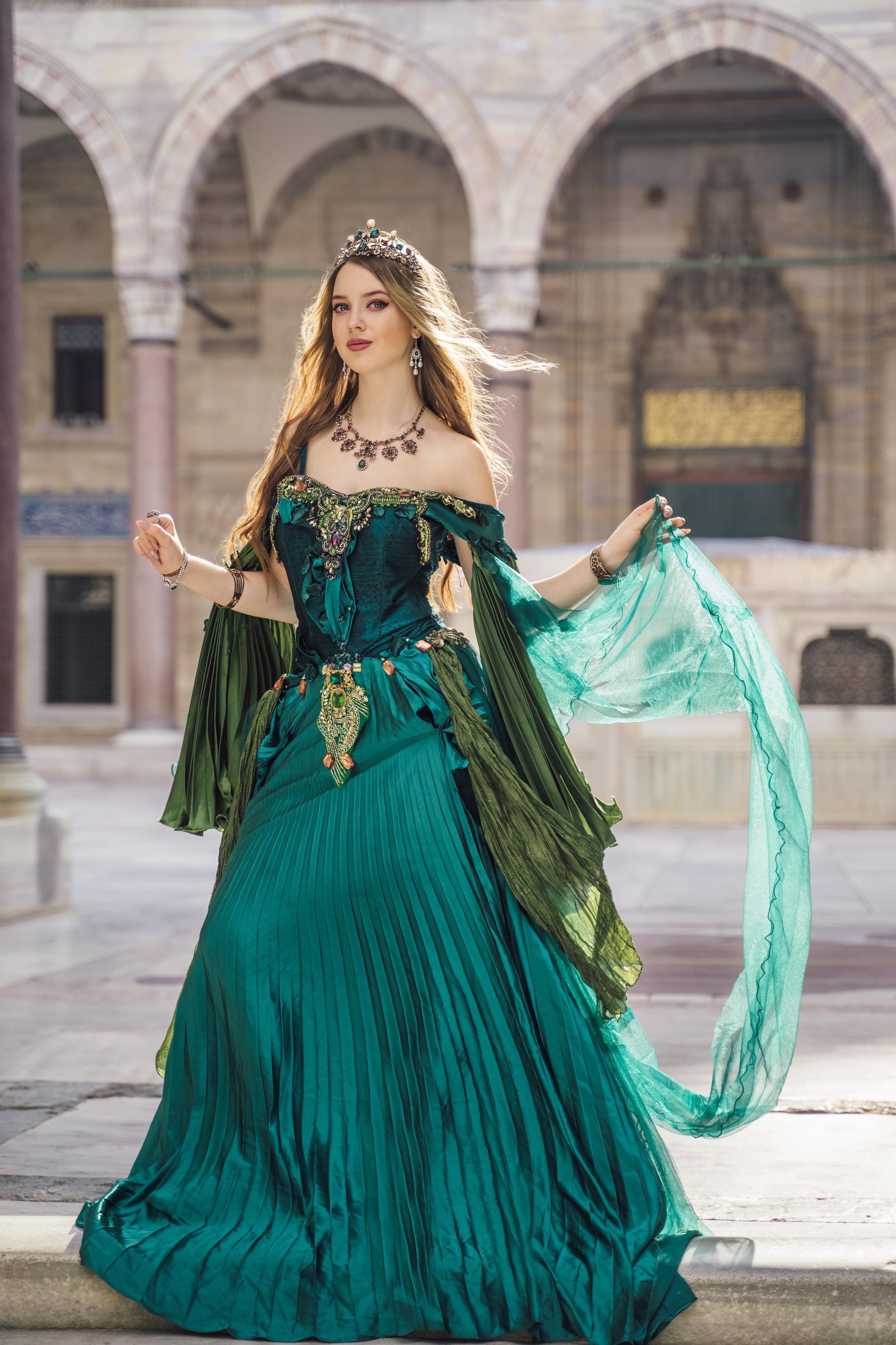 Фотосессии в Стамбуле в стиле «Великолепный век». Wedding, family and lifestyle photographer Anatoly. Photo sessions on rooftops with seagulls. Istanbul