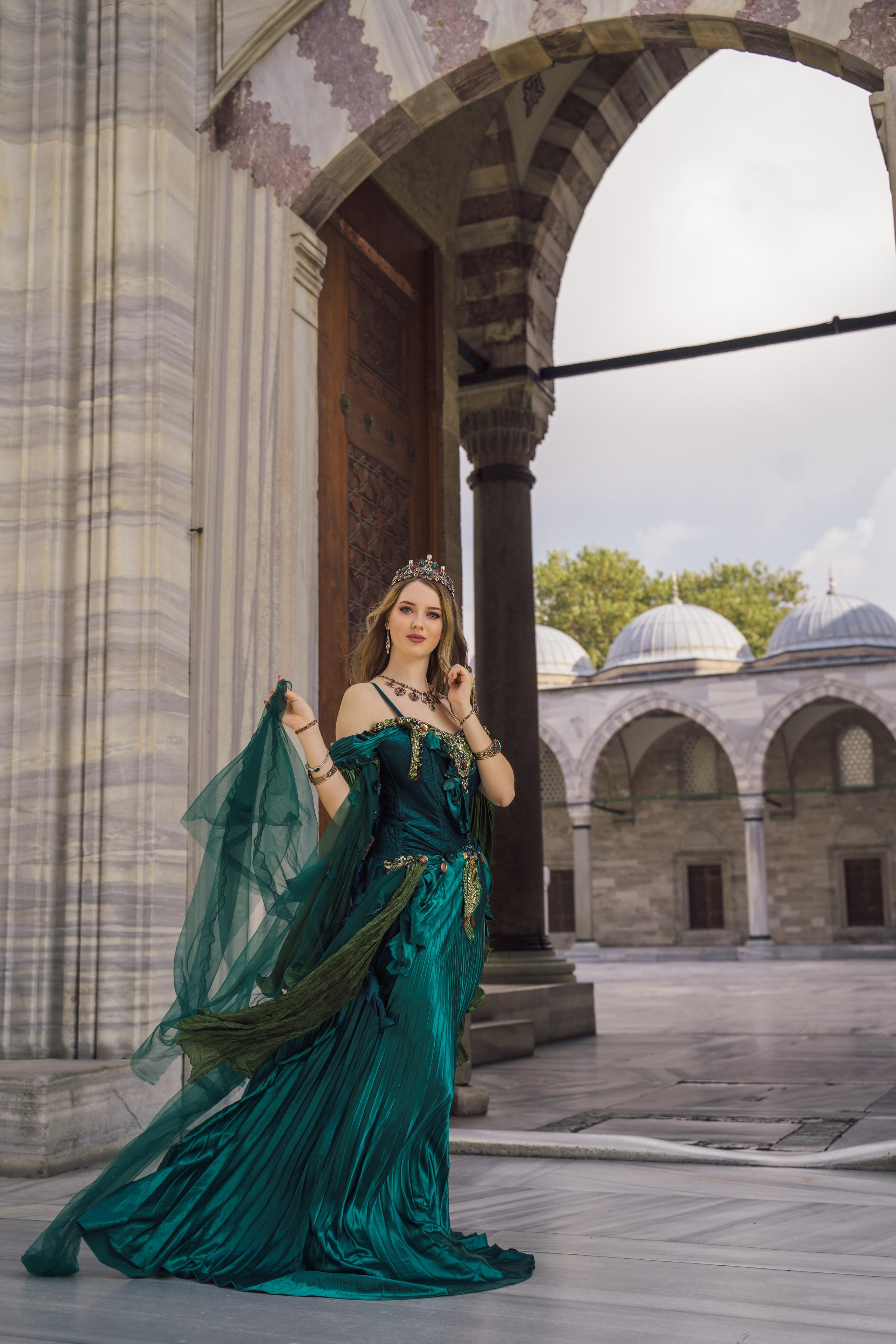 Фотосессии в Стамбуле в стиле «Великолепный век». Wedding, family and lifestyle photographer Anatoly. Photo sessions on rooftops with seagulls. Istanbul